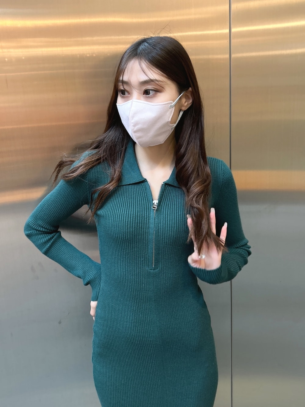 グリーン系のワンピース、ブラック系のパンプスを着用したレディースの秋コーディネートの5枚目の写真