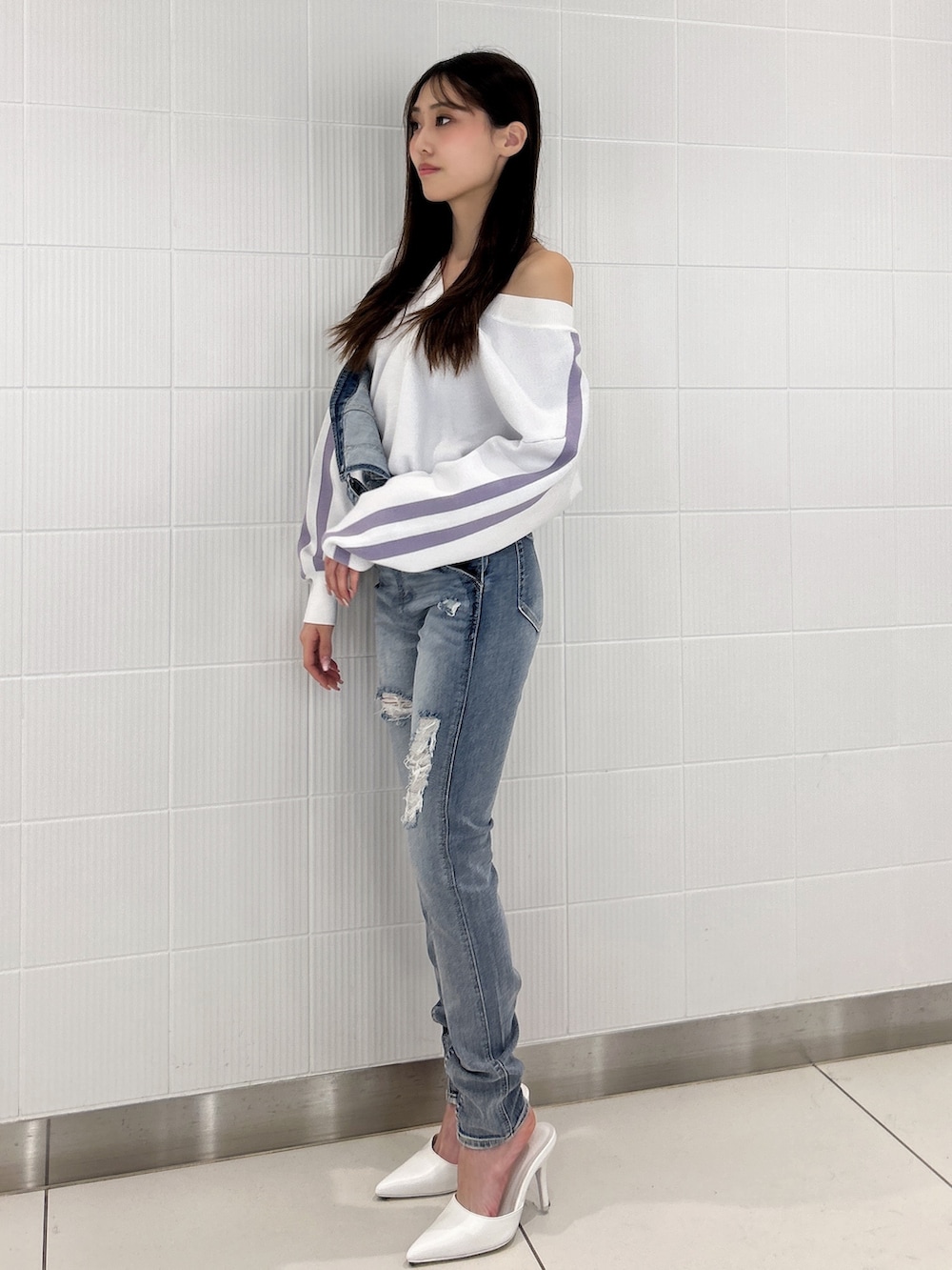 ホワイト系のパンプス、ブルー系のつなぎ/オールインワン、ホワイト系のニット/セーターを着用したレディースの冬コーディネートの2枚目の写真