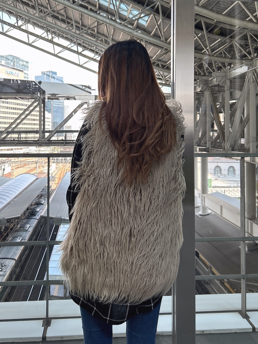 ブラック系のブーツ、その他のベスト、ホワイト系のシャツ/ブラウスを着用したレディースの秋コーディネートの6枚目の写真