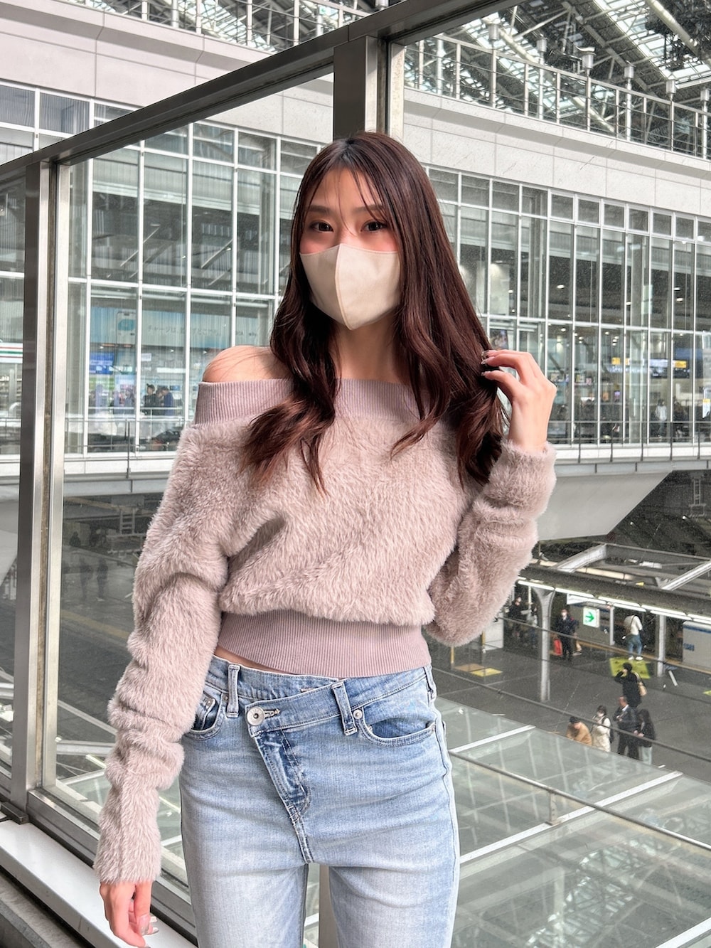 ベージュ系のニット/セーター、ブルー系のデニムパンツ、ブラック系のパンプスを着用したレディースの秋コーディネートの4枚目の写真