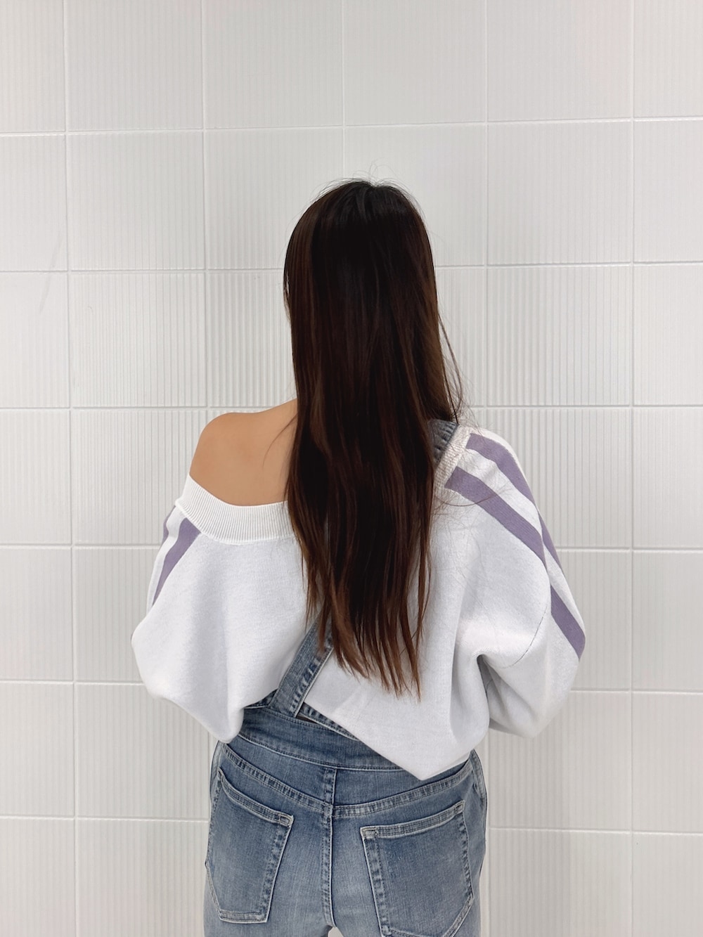 ホワイト系のパンプス、ブルー系のつなぎ/オールインワン、ホワイト系のニット/セーターを着用したレディースの冬コーディネートの7枚目の写真