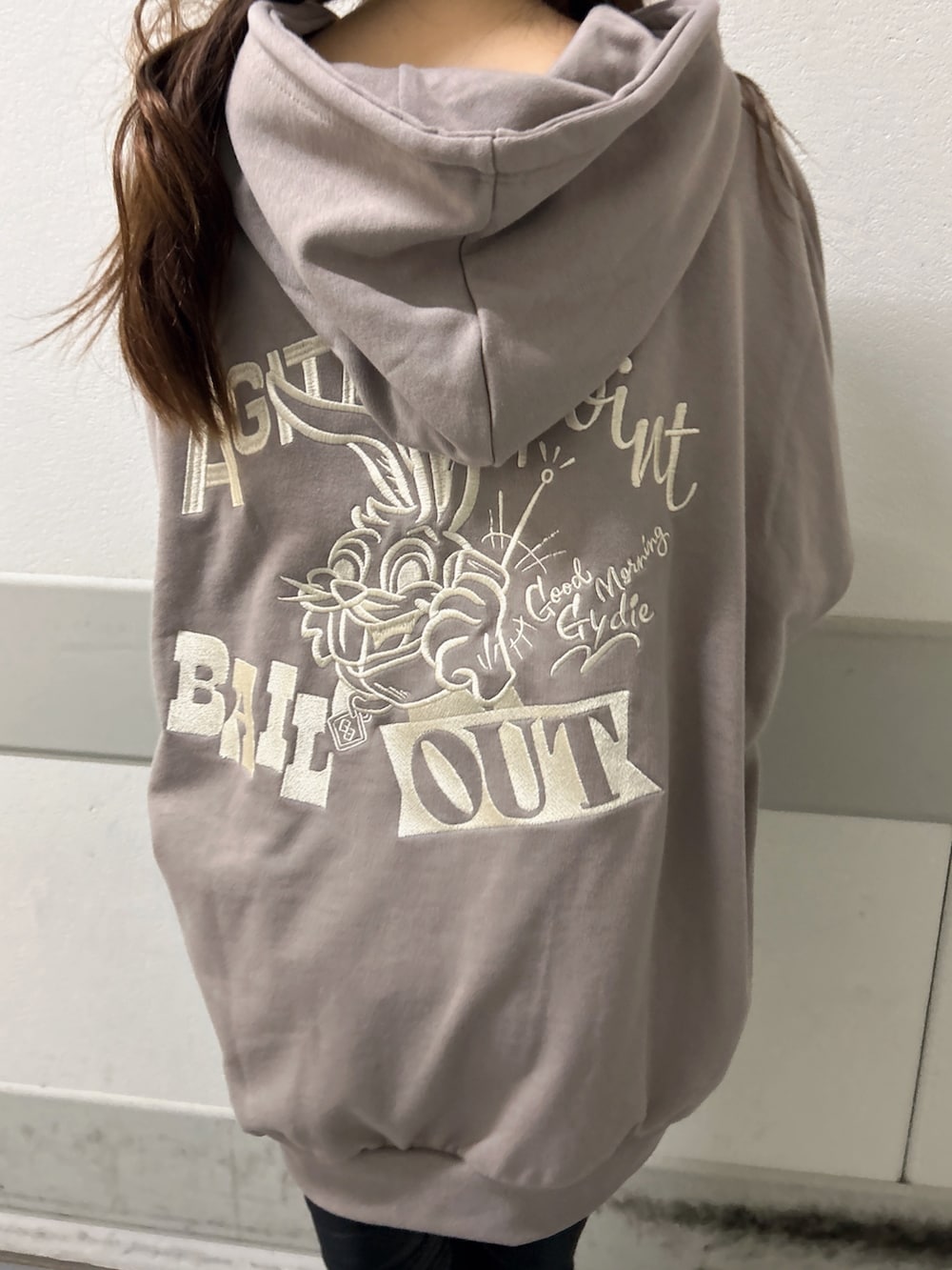 ブラック系のブーツ、ブラック系のその他パンツ、ベージュ系のパーカーを着用したレディースの冬コーディネートの7枚目の写真