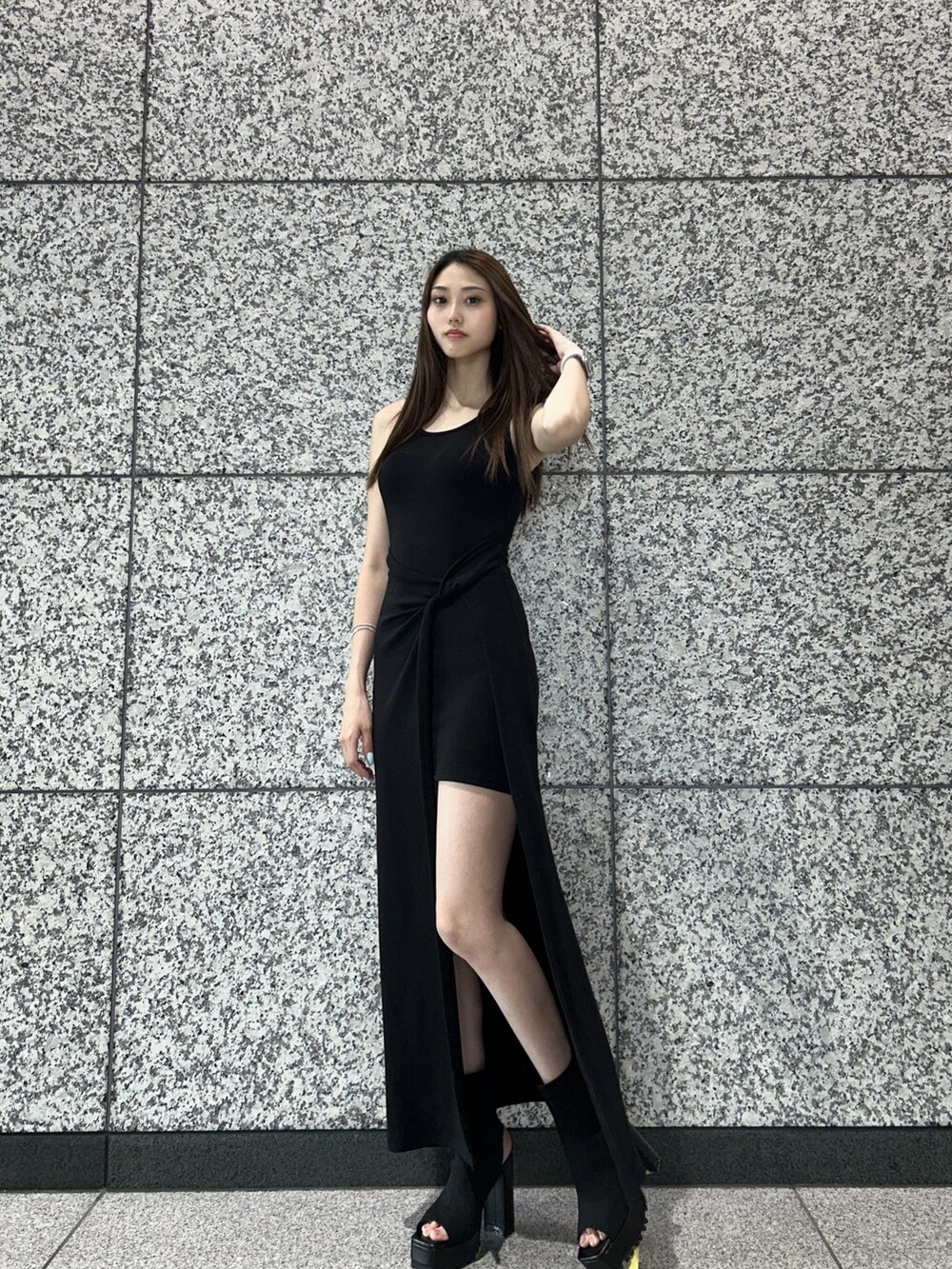 ブラック系のワンピース、ブラック系のブーツを着用したレディースの夏コーディネートの4枚目の写真