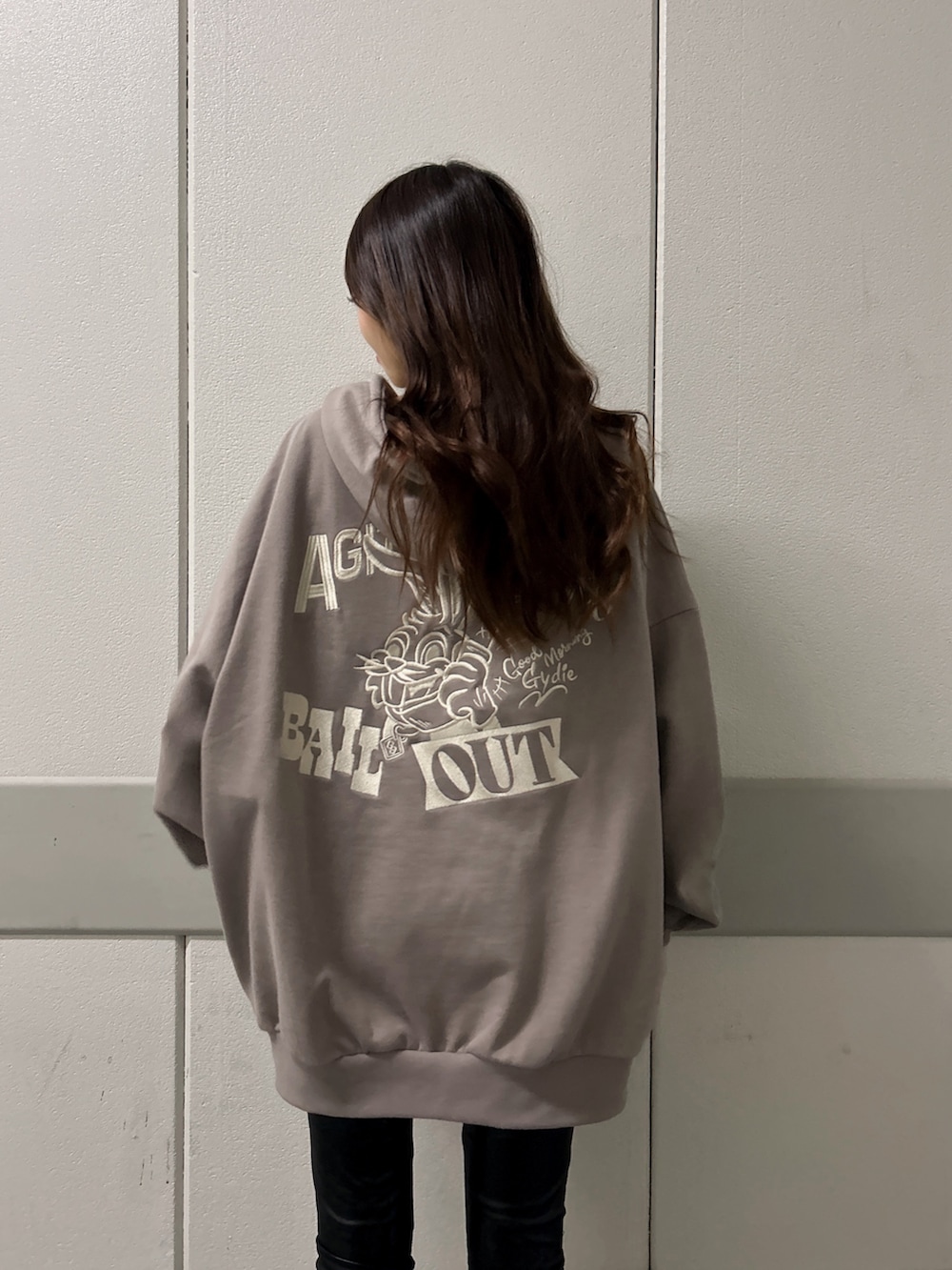 ブラック系のブーツ、ブラック系のその他パンツ、ベージュ系のパーカーを着用したレディースの冬コーディネートの5枚目の写真