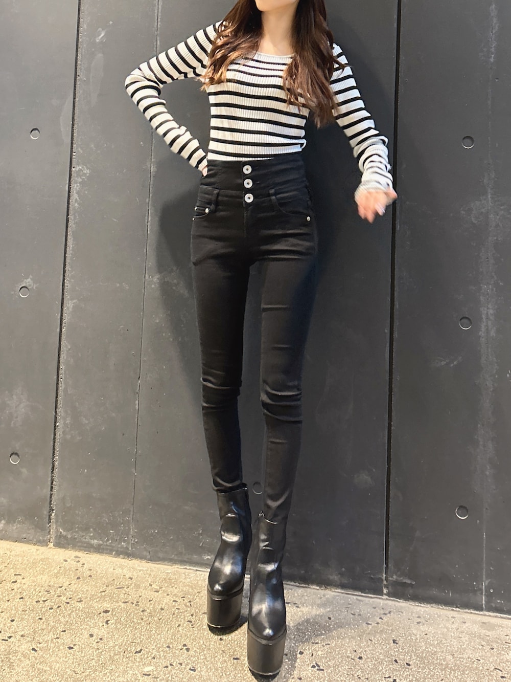 ブラック系のブーツ、ブラック系のニット/セーター、ブラック系のパンプスを着用したレディースの冬コーディネートの2枚目の写真