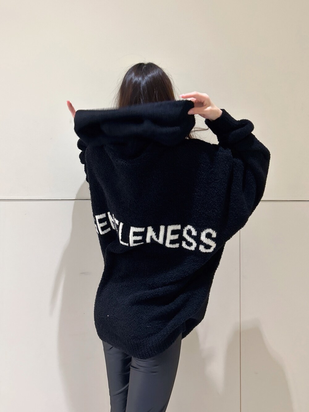 ブラック系のブーツ、ブラック系のパーカー、ブラック系のその他パンツを着用したレディースの冬コーディネートの8枚目の写真