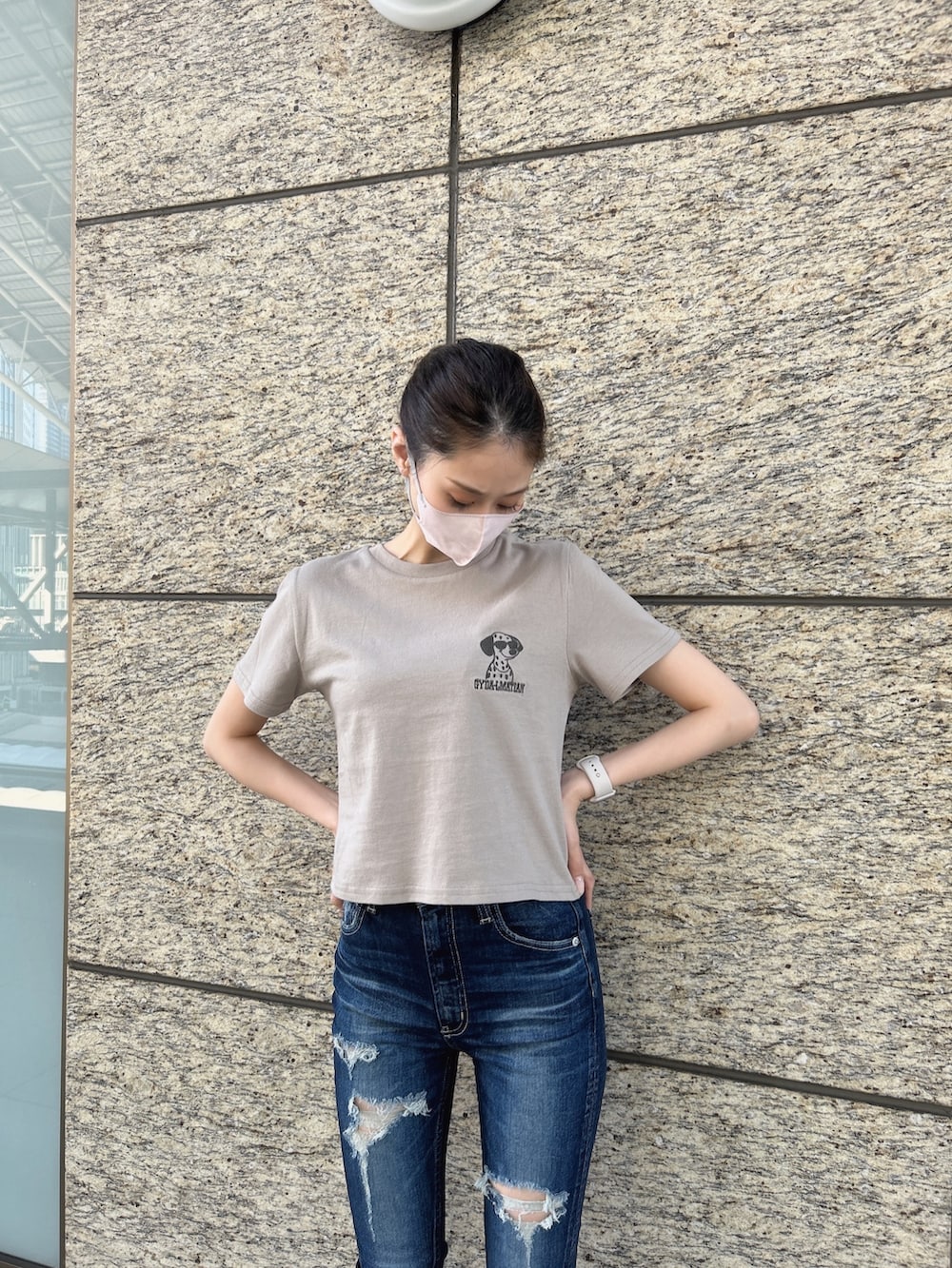 ベージュ系のTシャツ/カットソー、ブルー系のデニムパンツ、ホワイト系のパンプスを着用したレディースの夏コーディネートの3枚目の写真