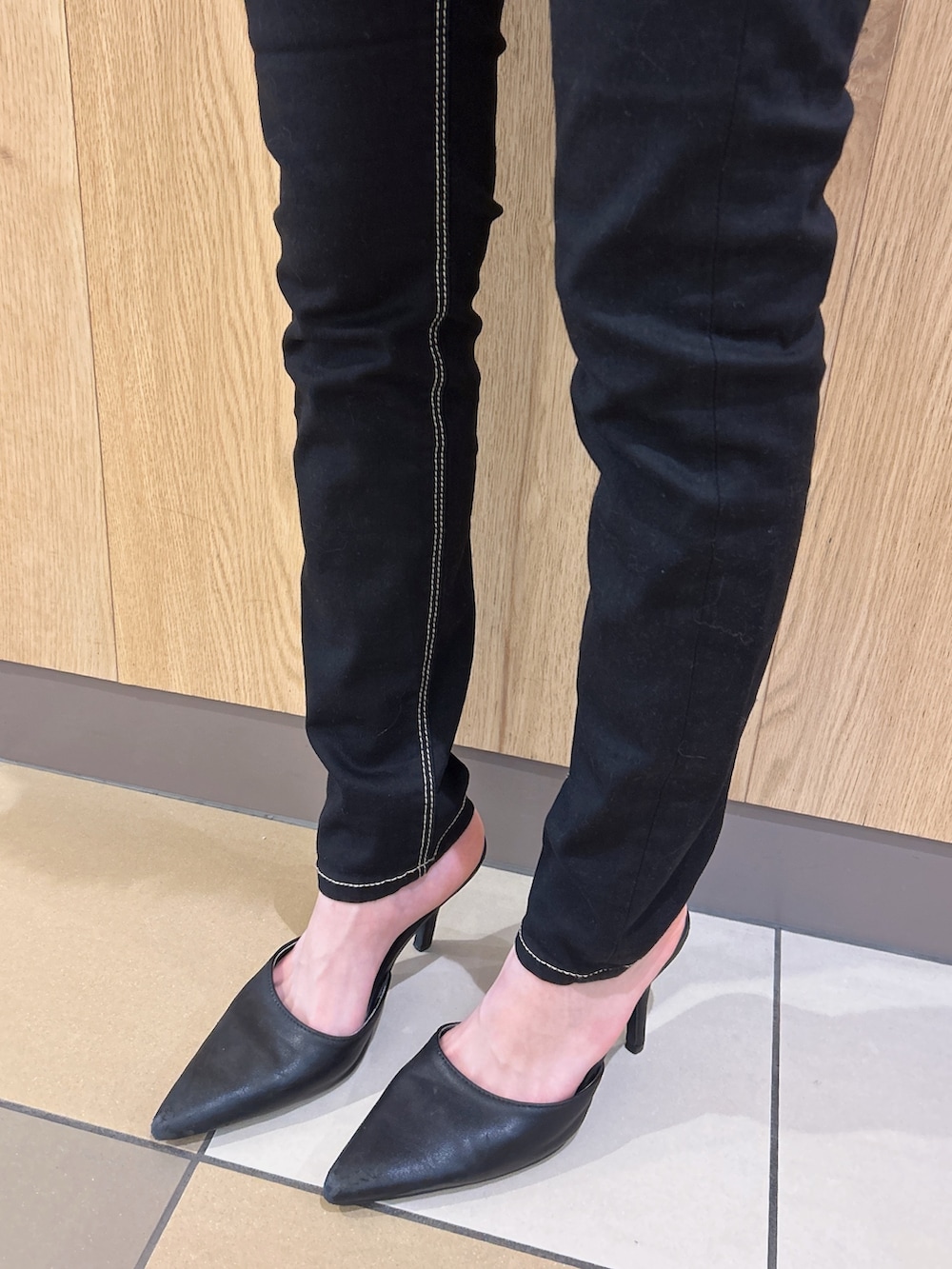 グレー系のライダースジャケット、ホワイト系のTシャツ/カットソー、ブラック系のデニムパンツを着用したレディースの秋コーディネートの7枚目の写真