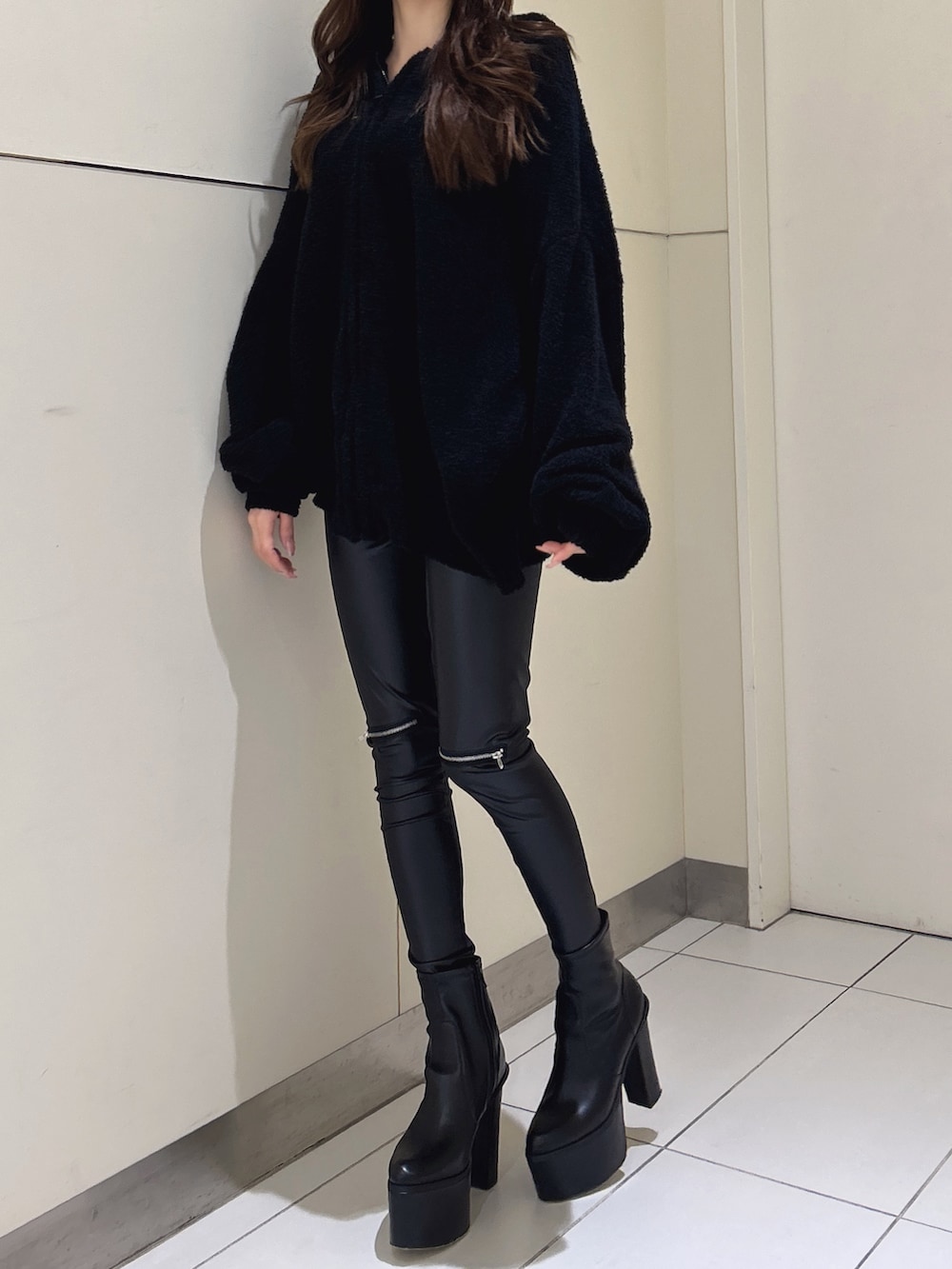 ブラック系のブーツ、ブラック系のパーカー、ブラック系のその他パンツを着用したレディースの冬コーディネートの6枚目の写真