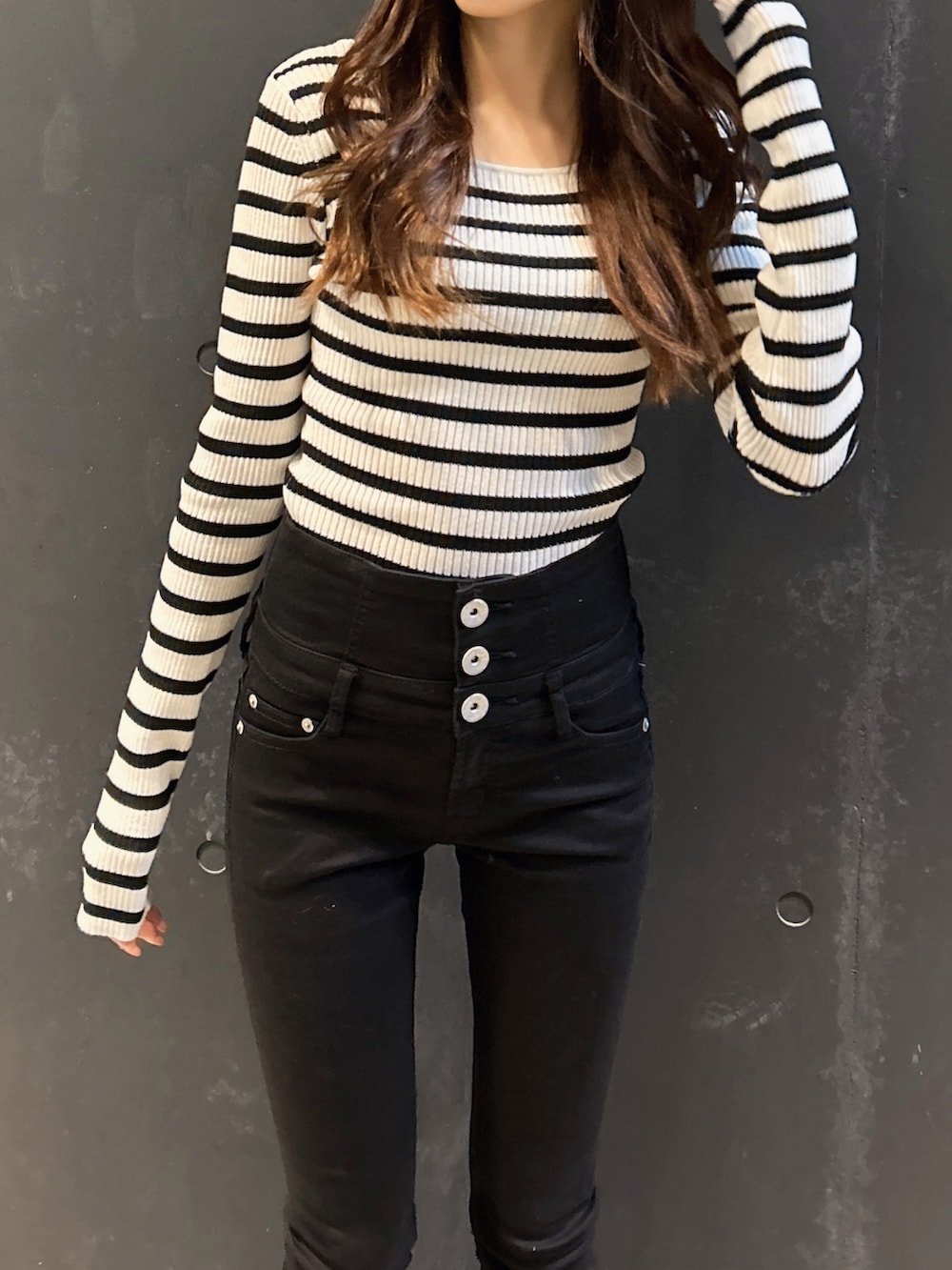 ブラック系のブーツ、ブラック系のニット/セーター、ブラック系のパンプスを着用したレディースの冬コーディネートの5枚目の写真