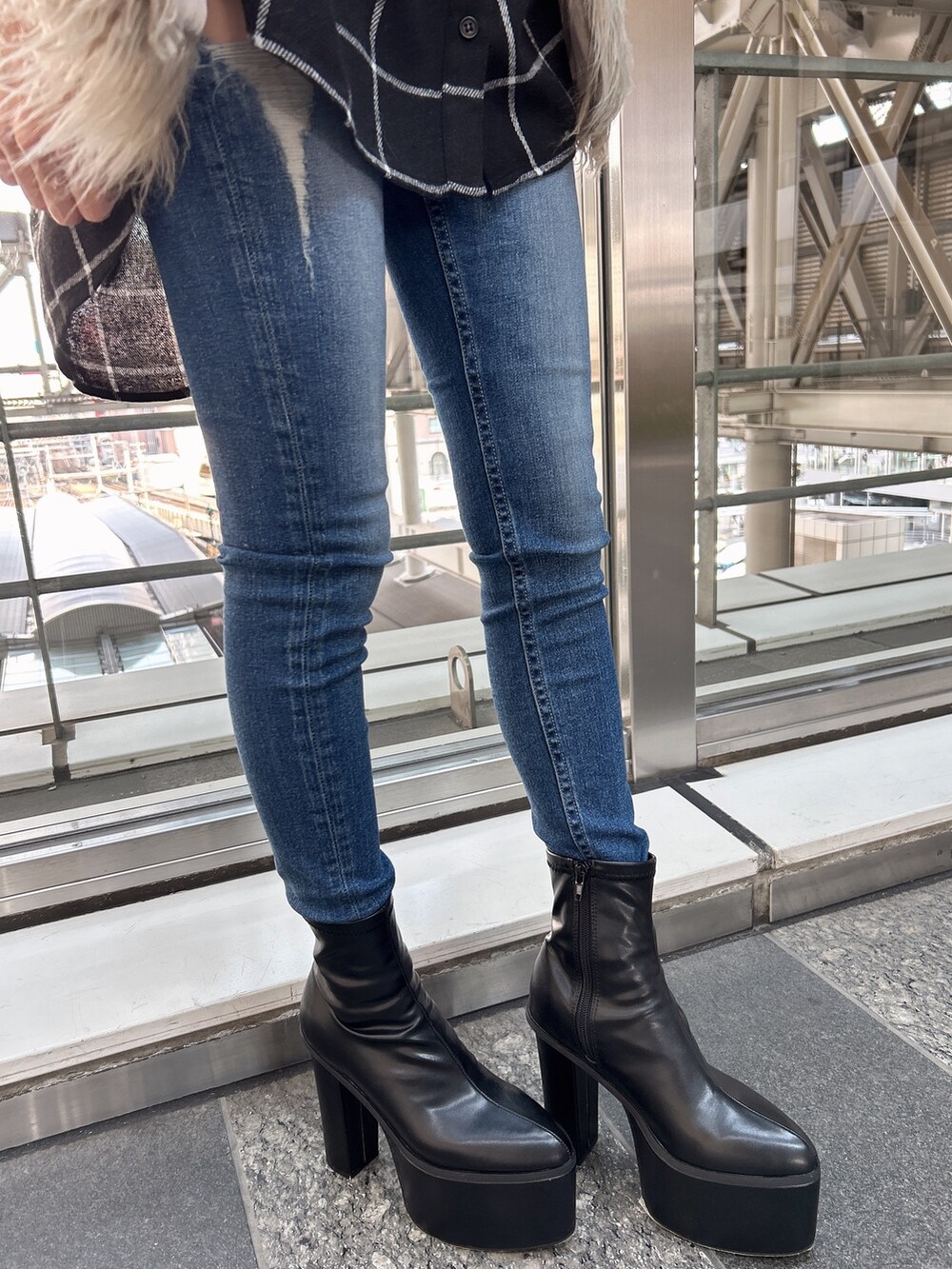 ブラック系のブーツ、その他のベスト、ホワイト系のシャツ/ブラウスを着用したレディースの秋コーディネートの8枚目の写真