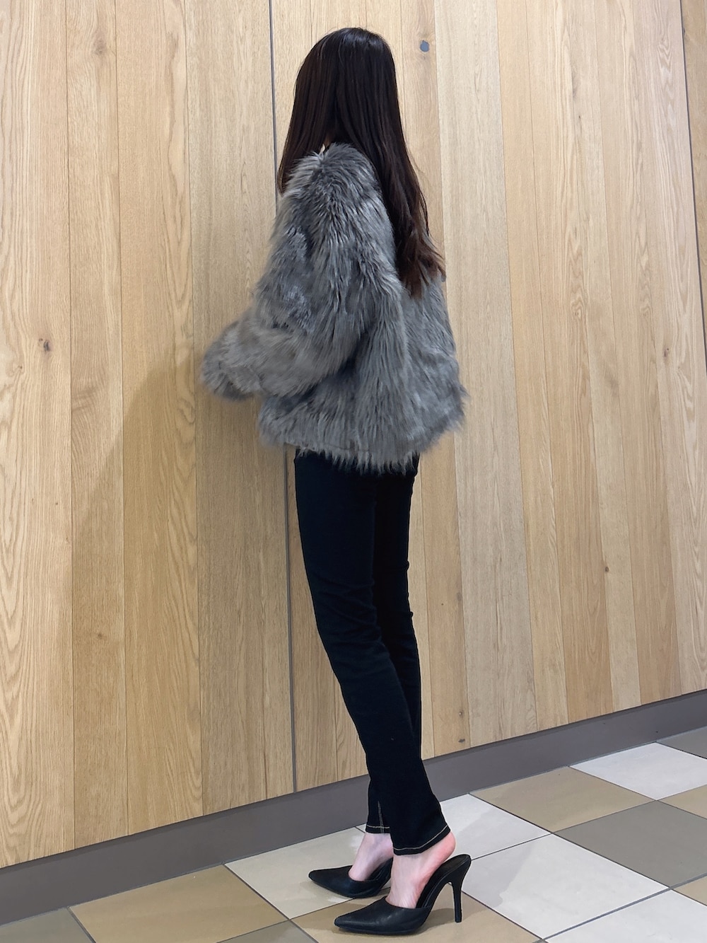 グレー系のライダースジャケット、ホワイト系のTシャツ/カットソー、ブラック系のデニムパンツを着用したレディースの秋コーディネートの2枚目の写真