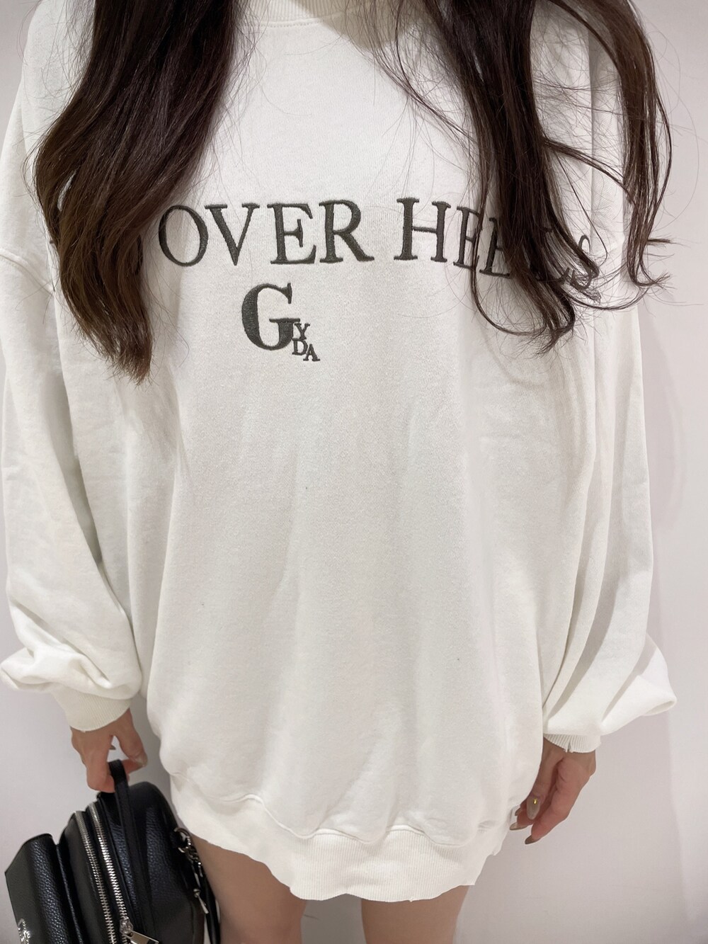 ホワイト系のスウェット、ホワイト系のスカート、ベージュ系のスカートを着用したレディースの冬コーディネートの5枚目の写真