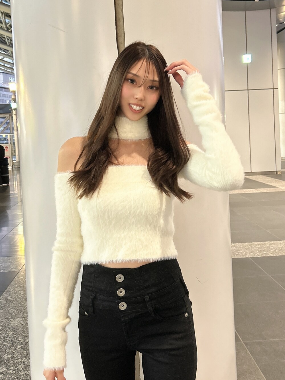 ホワイト系のムートンコート、ホワイト系のニット/セーター、ブラック系のデニムパンツを着用したレディースの秋コーディネートの9枚目の写真