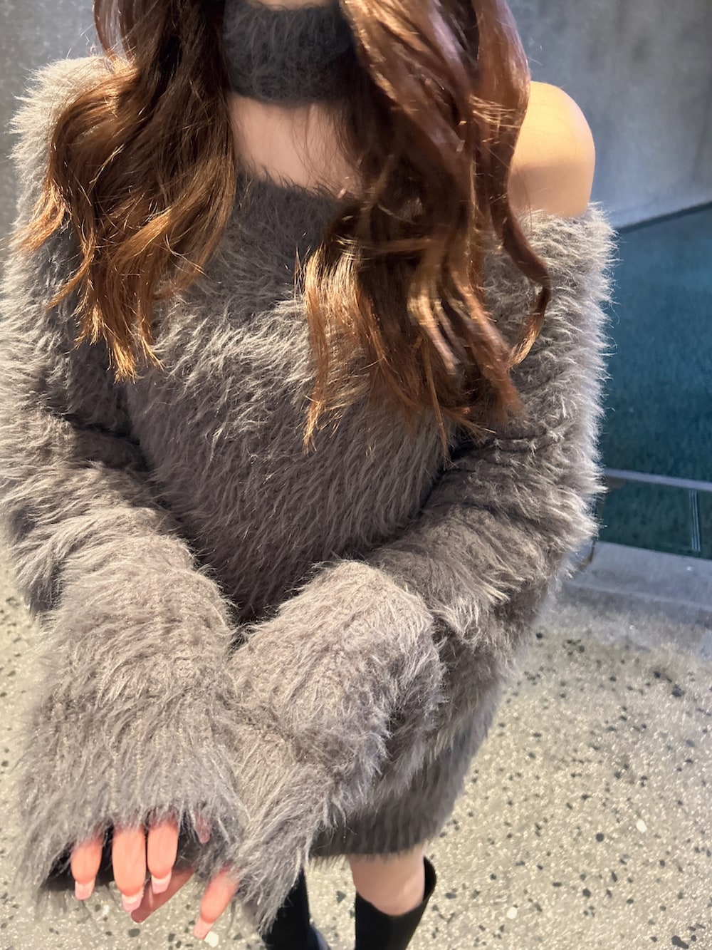 ブラック系のその他シューズ、グレー系のニット/セーター、ブラック系のスカートを着用したレディースの冬コーディネートの7枚目の写真