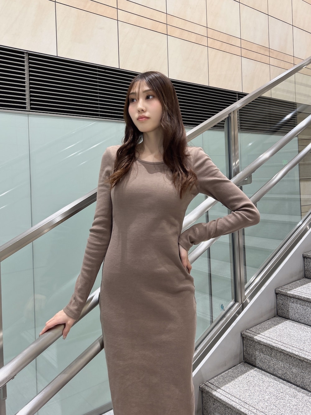 ベージュ系のワンピース、ホワイト系のパンプスを着用したレディースの秋コーディネートの6枚目の写真