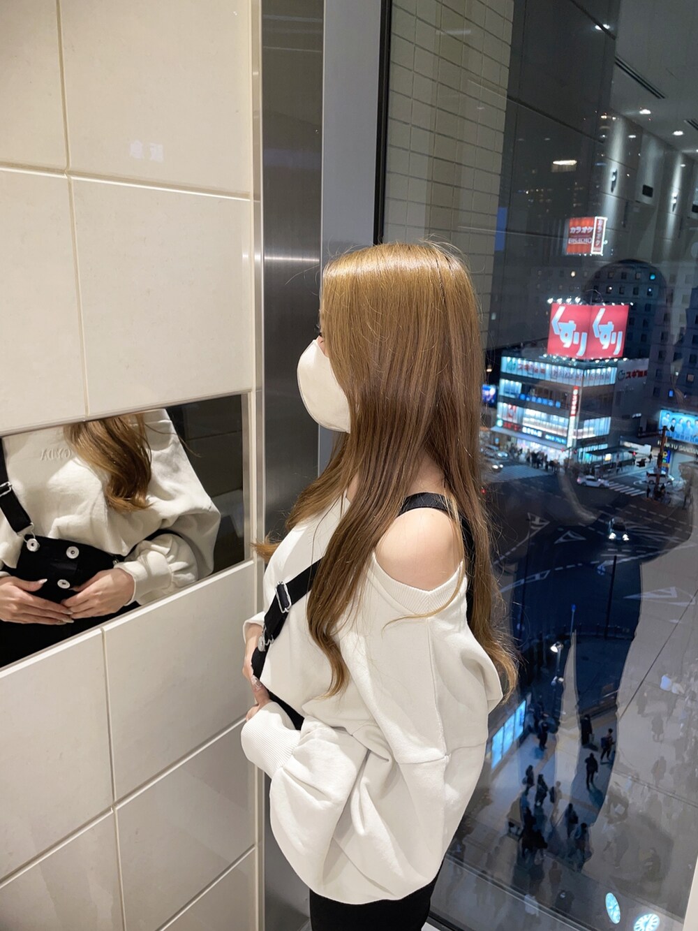 ホワイト系のTシャツ/カットソー、ブラック系のサロペット/オーバーオール、ホワイト系のパンプスを着用したレディースの冬コーディネートの7枚目の写真