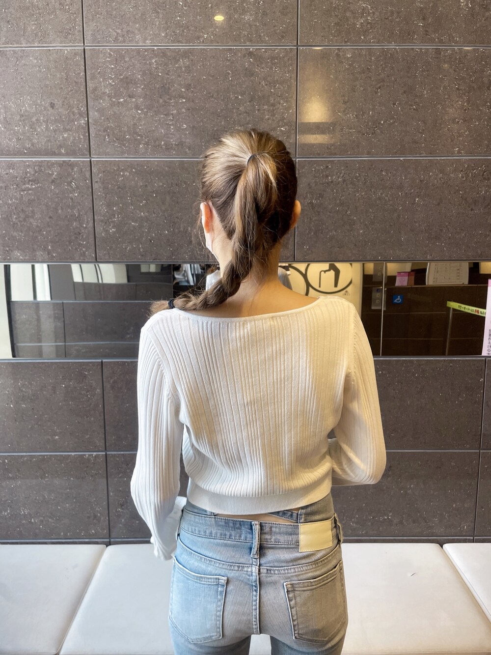 ホワイト系のチューブトップ、ブラック系のカーディガン/ボレロ、ブルー系のデニムパンツを着用したレディースの夏コーディネートの3枚目の写真