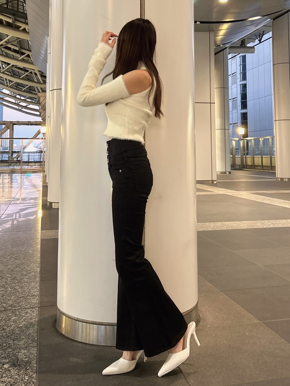 ホワイト系のムートンコート、ホワイト系のニット/セーター、ブラック系のデニムパンツを着用したレディースの秋コーディネートの7枚目の写真