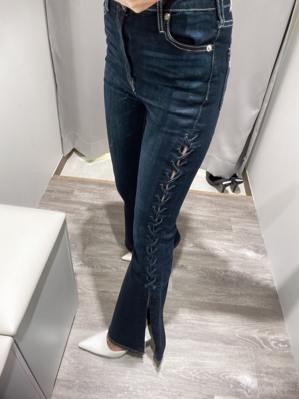 ピンク系のニット/セーター、ブルー系のデニムパンツを着用したレディースの春コーディネートの2枚目の写真