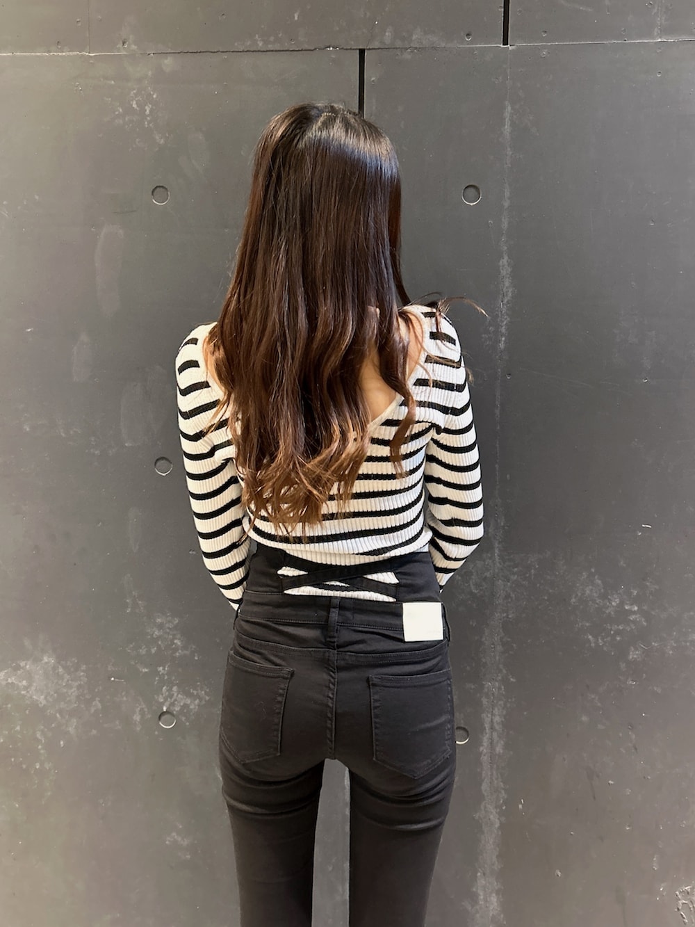 ブラック系のブーツ、ブラック系のニット/セーター、ブラック系のパンプスを着用したレディースの冬コーディネートの8枚目の写真