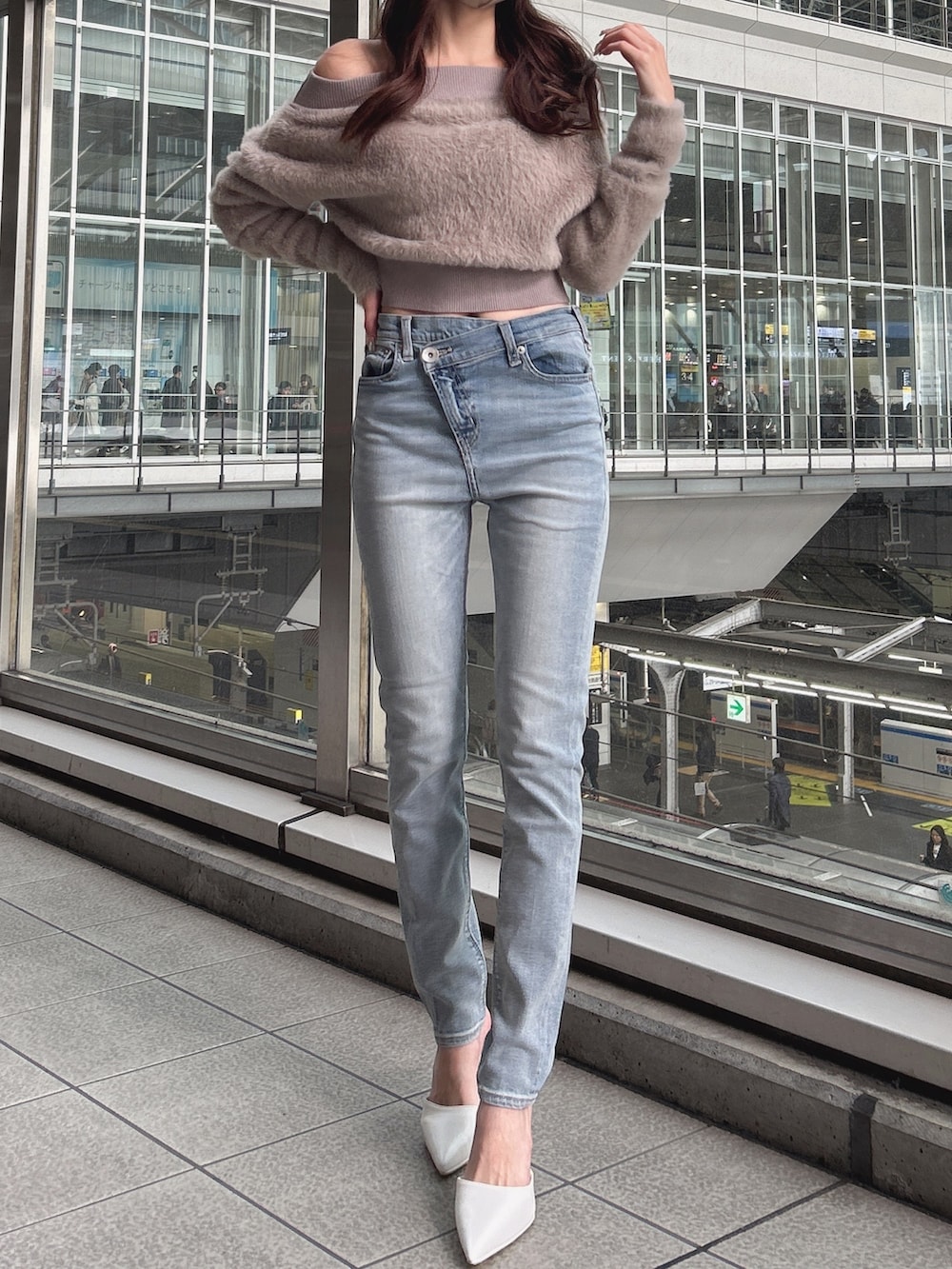 ベージュ系のニット/セーター、ブルー系のデニムパンツ、ブラック系のパンプスを着用したレディースの秋コーディネートの2枚目の写真