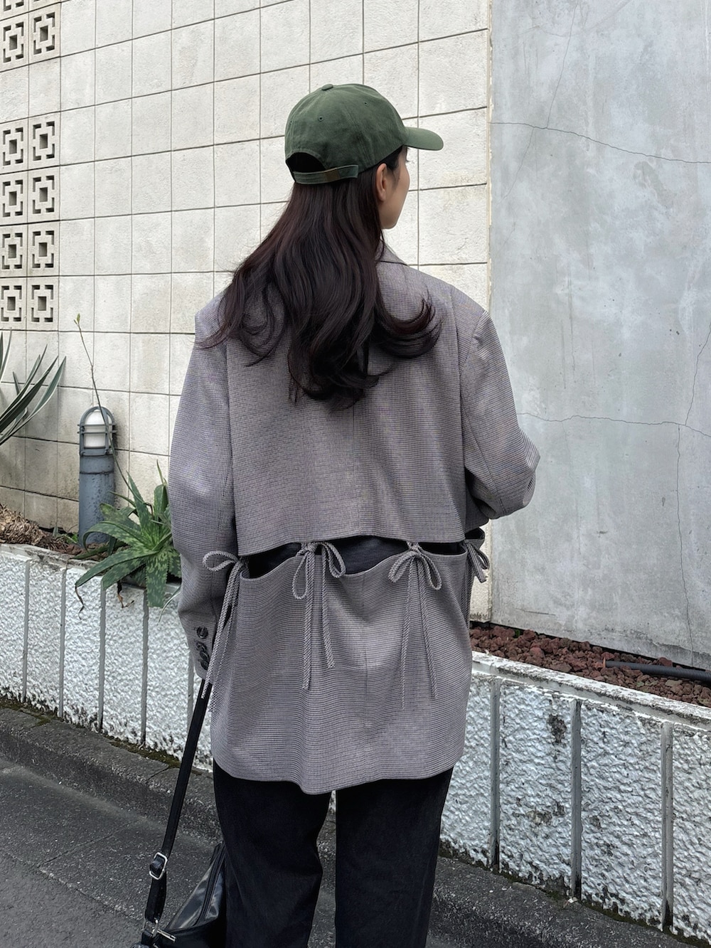 グレー系のニット/セーター、グレー系のその他アウターを着用したレディースの秋コーディネートの2枚目の写真