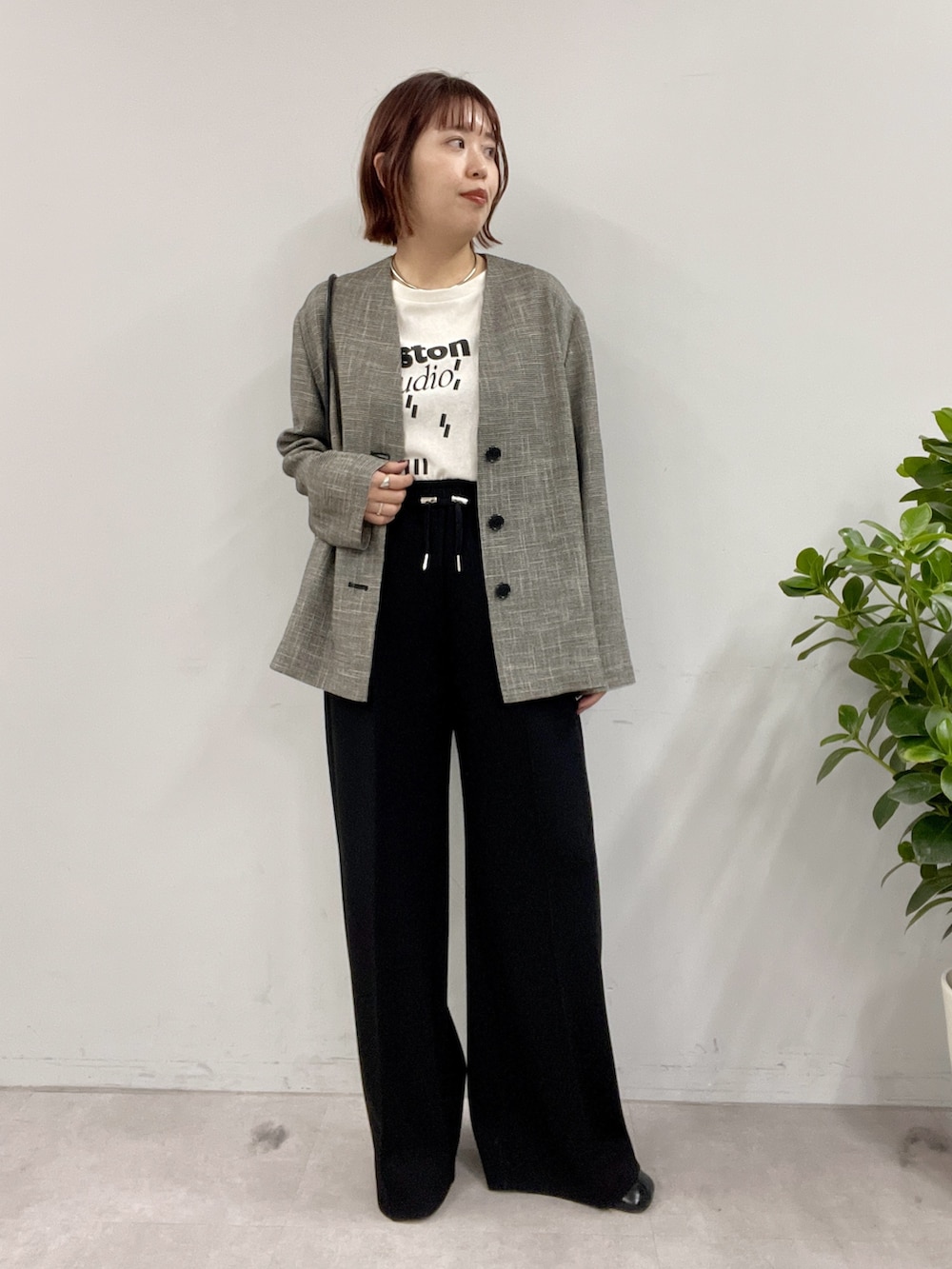 ブラック系のその他パンツ、ブラック系のスリッポン、ブラック系のトートバッグを着用したレディースの冬コーディネートの9枚目の写真