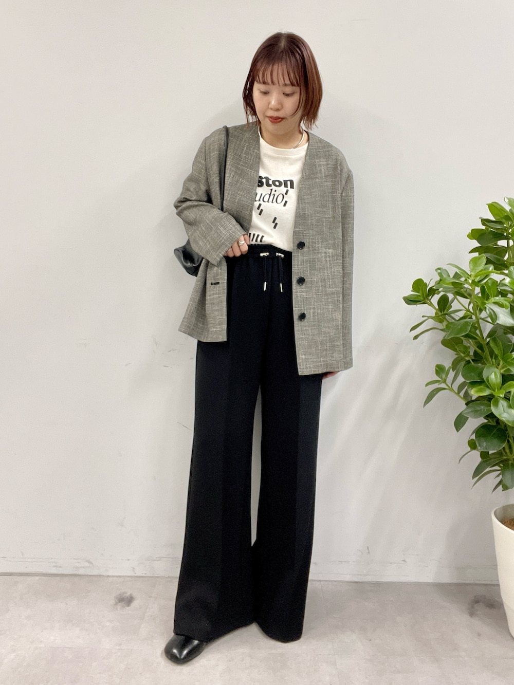 ブラック系のその他パンツ、ブラック系のスリッポン、ブラック系のトートバッグを着用したレディースの冬コーディネートの8枚目の写真