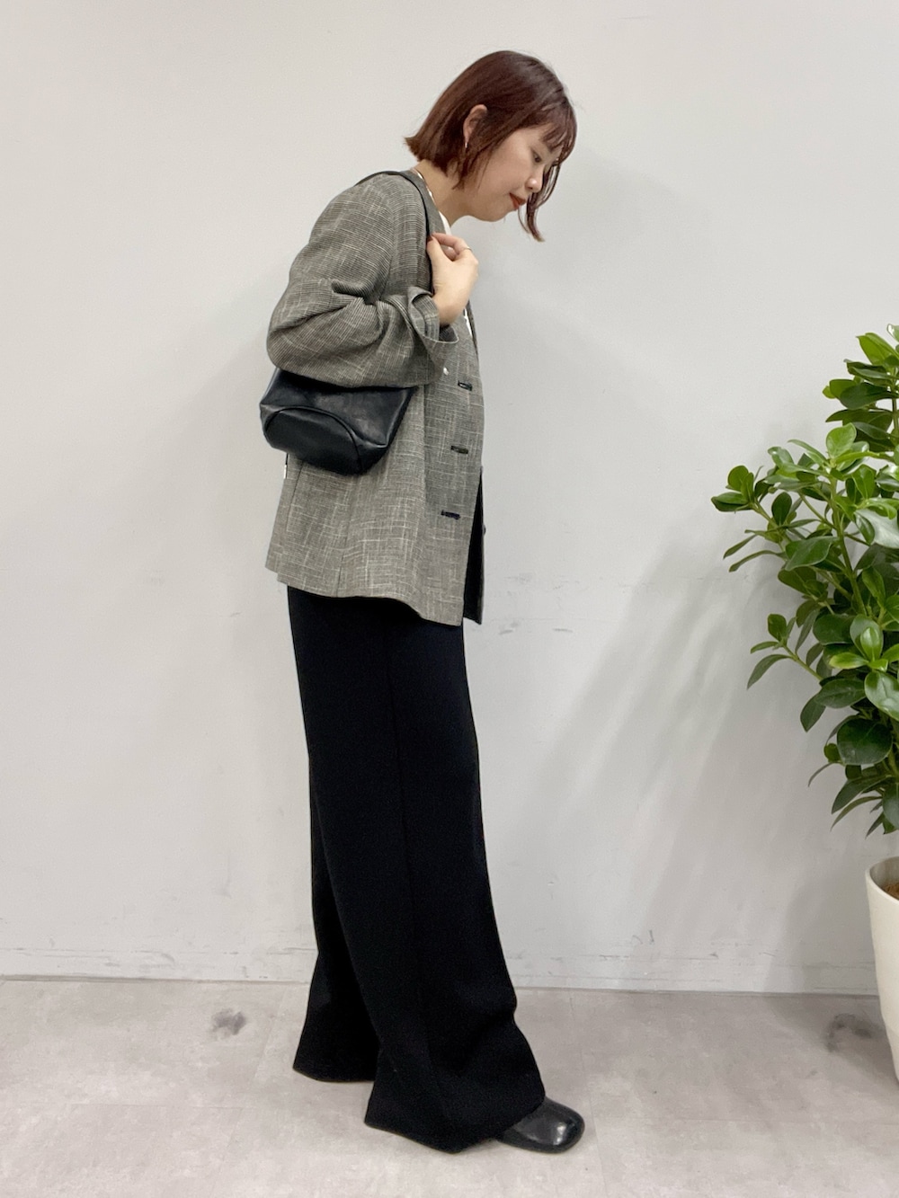 ブラック系のその他パンツ、ブラック系のスリッポン、ブラック系のトートバッグを着用したレディースの冬コーディネートの4枚目の写真