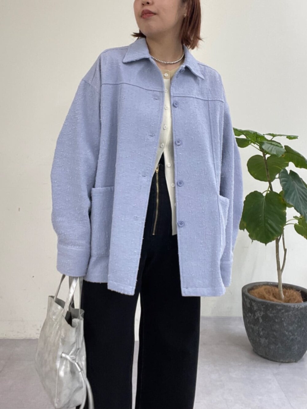 シルバー系のショルダーバッグ、グレー系のデニムパンツ、ブルー系のブルゾンを着用したレディースの春コーディネートの9枚目の写真