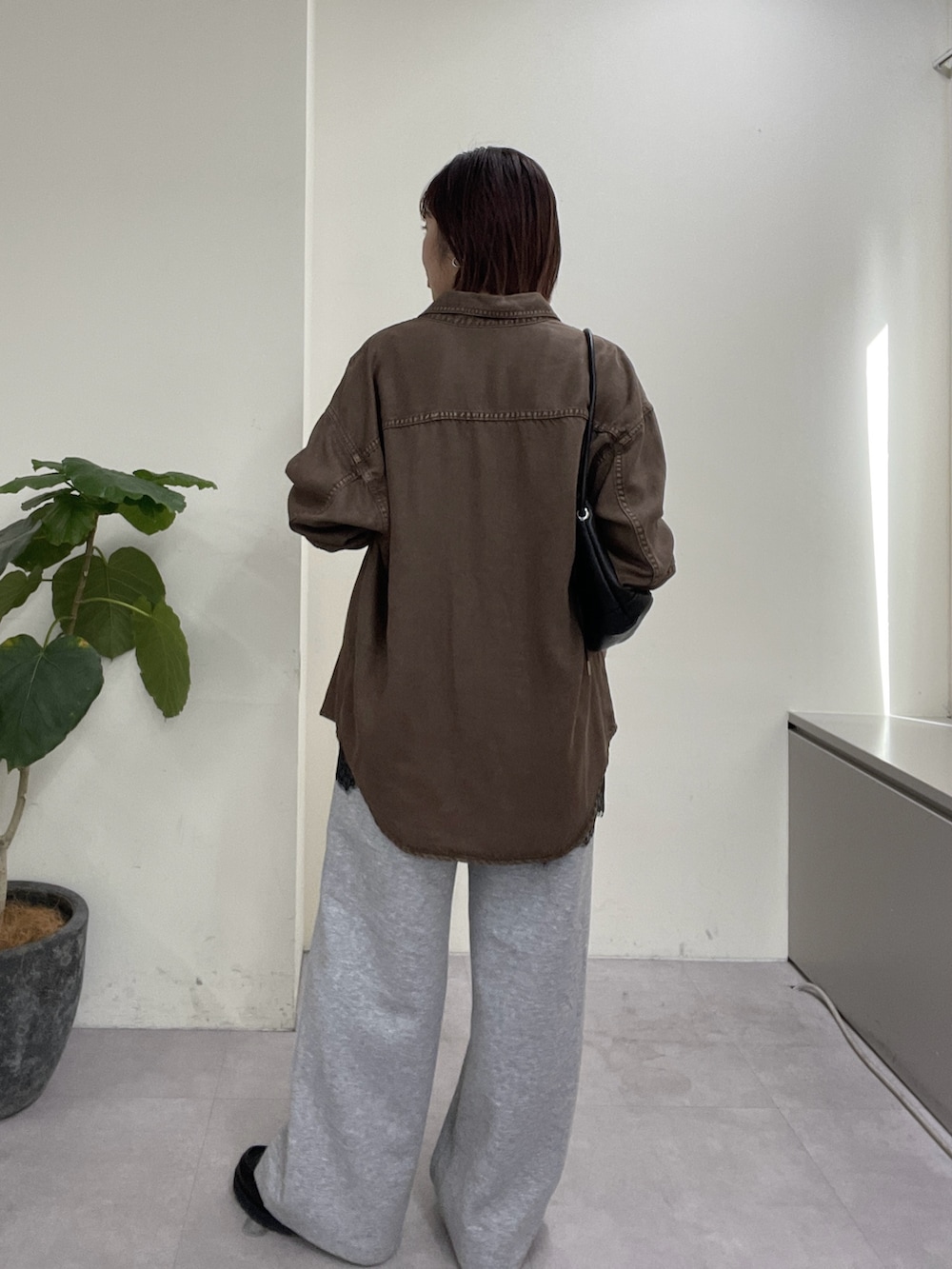 ブラウン系のシャツ/ブラウス、ブラック系のキャミソール、グレー系のその他パンツを着用したレディースの春コーディネートの5枚目の写真