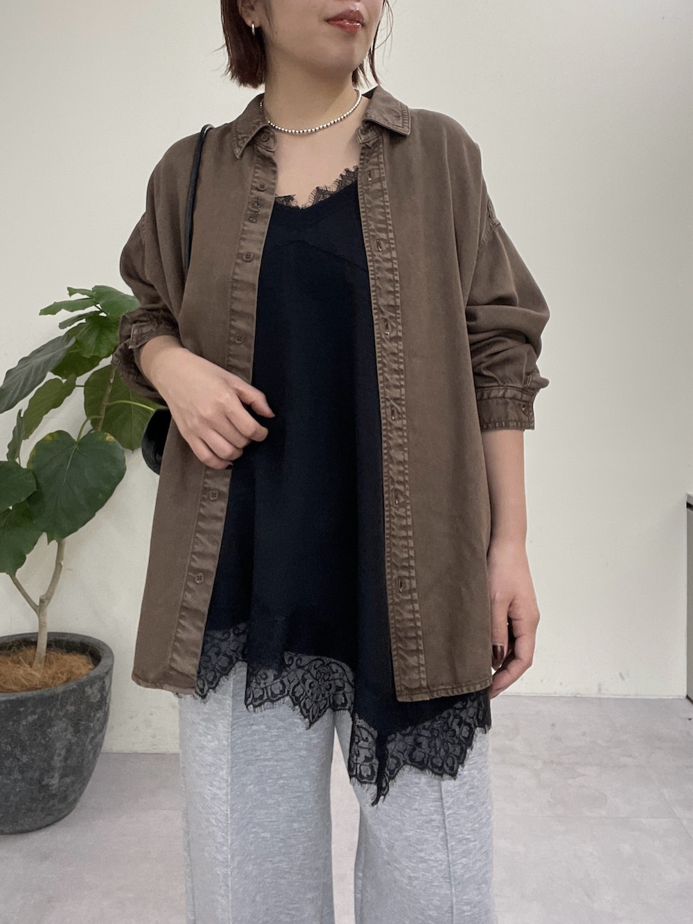 ブラウン系のシャツ/ブラウス、ブラック系のキャミソール、グレー系のその他パンツを着用したレディースの春コーディネートの8枚目の写真