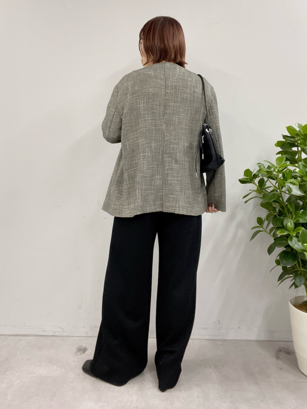 ブラック系のその他パンツ、ブラック系のスリッポン、ブラック系のトートバッグを着用したレディースの冬コーディネートの5枚目の写真