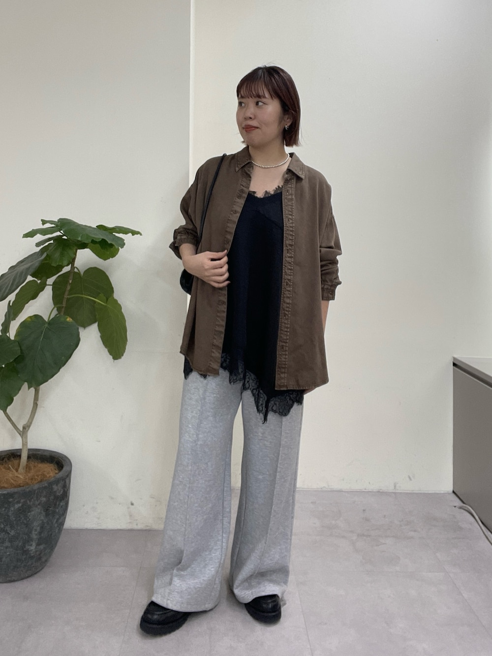 ブラウン系のシャツ/ブラウス、ブラック系のキャミソール、グレー系のその他パンツを着用したレディースの春コーディネートの3枚目の写真