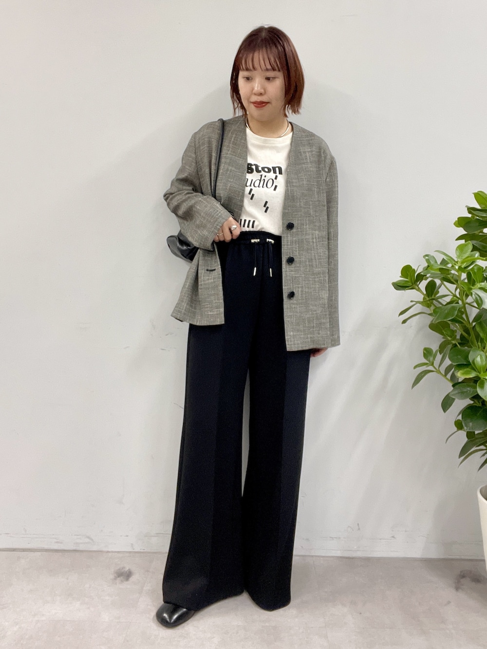 ブラック系のその他パンツ、ブラック系のスリッポン、ブラック系のトートバッグを着用したレディースの冬コーディネートの2枚目の写真