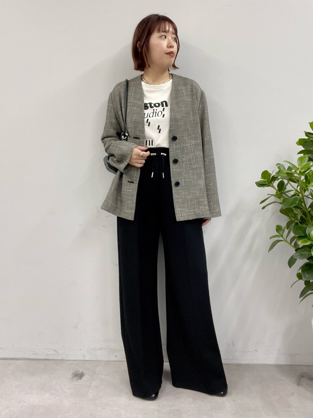 ブラック系のその他パンツ、ブラック系のスリッポン、ブラック系のトートバッグを着用したレディースの冬コーディネートの3枚目の写真