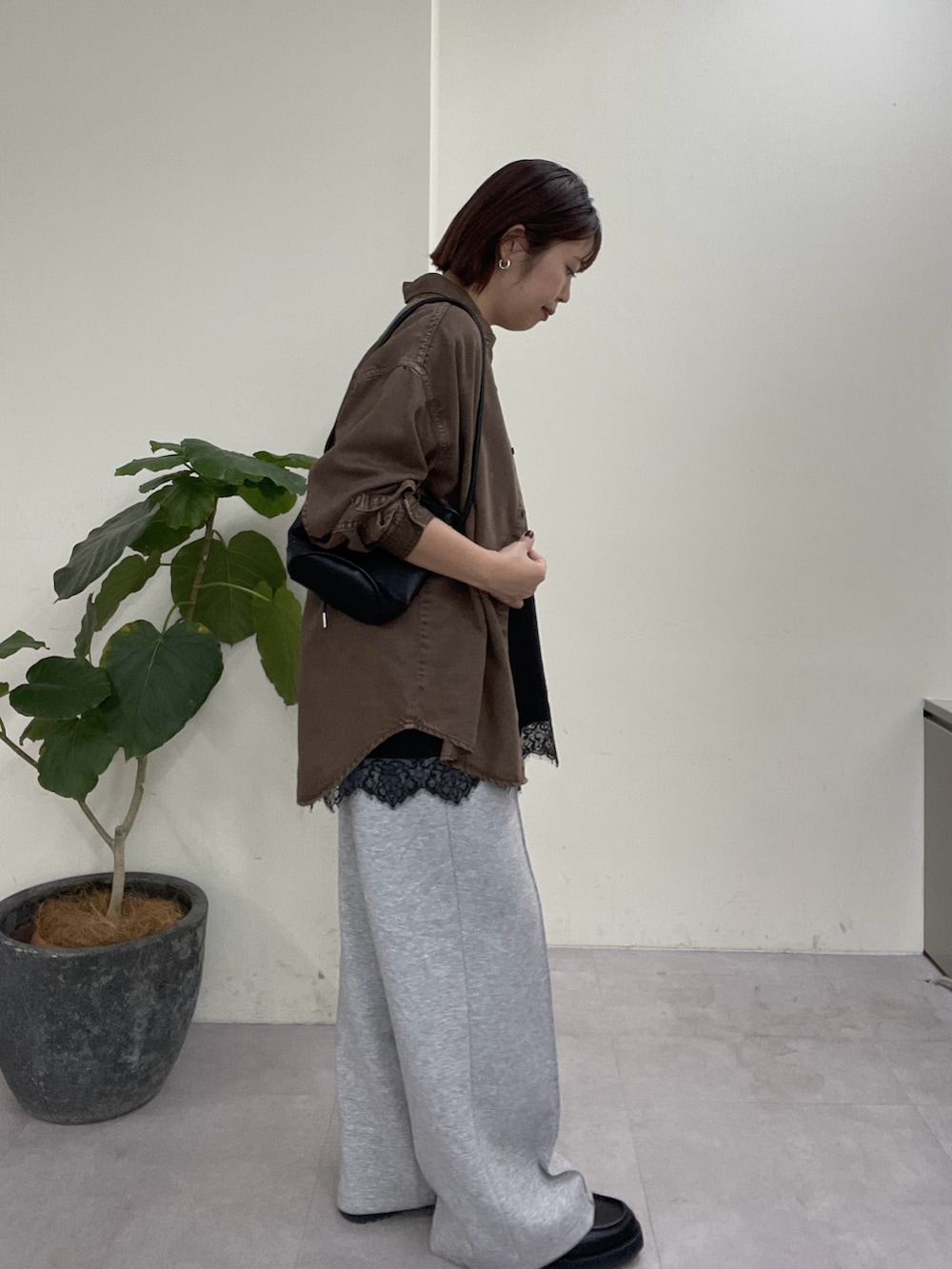 ブラウン系のシャツ/ブラウス、ブラック系のキャミソール、グレー系のその他パンツを着用したレディースの春コーディネートの4枚目の写真