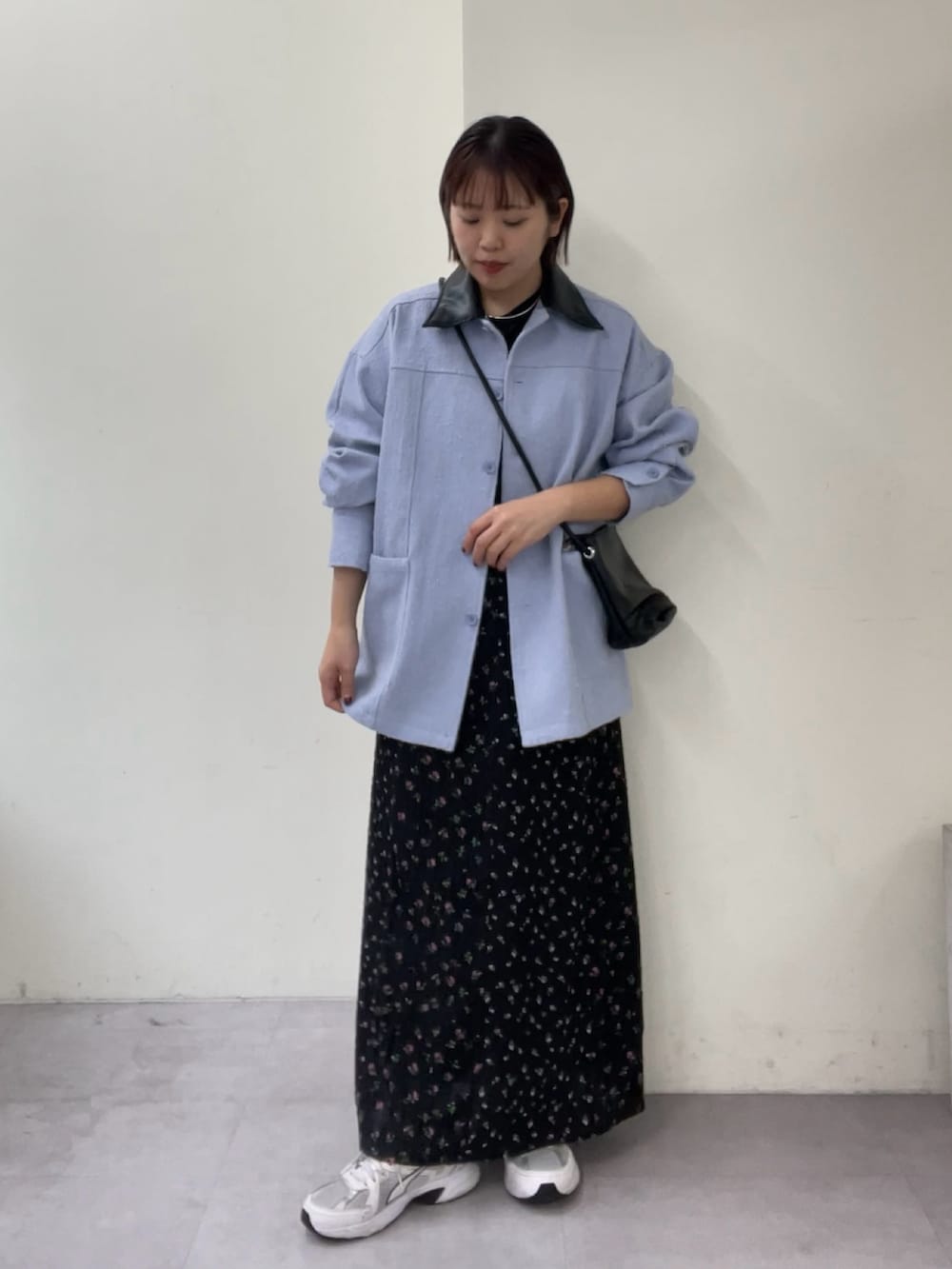 ブラック系のワンピース、ブラック系のトートバッグ、ブルー系のブルゾンを着用したレディースの冬コーディネートの4枚目の写真