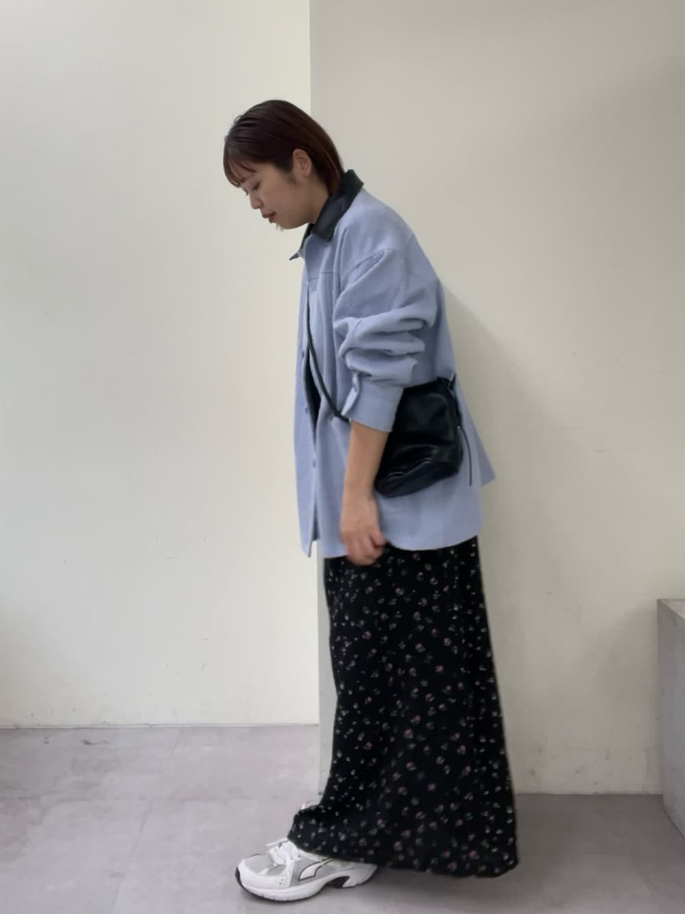 ブラック系のワンピース、ブラック系のトートバッグ、ブルー系のブルゾンを着用したレディースの冬コーディネートの5枚目の写真