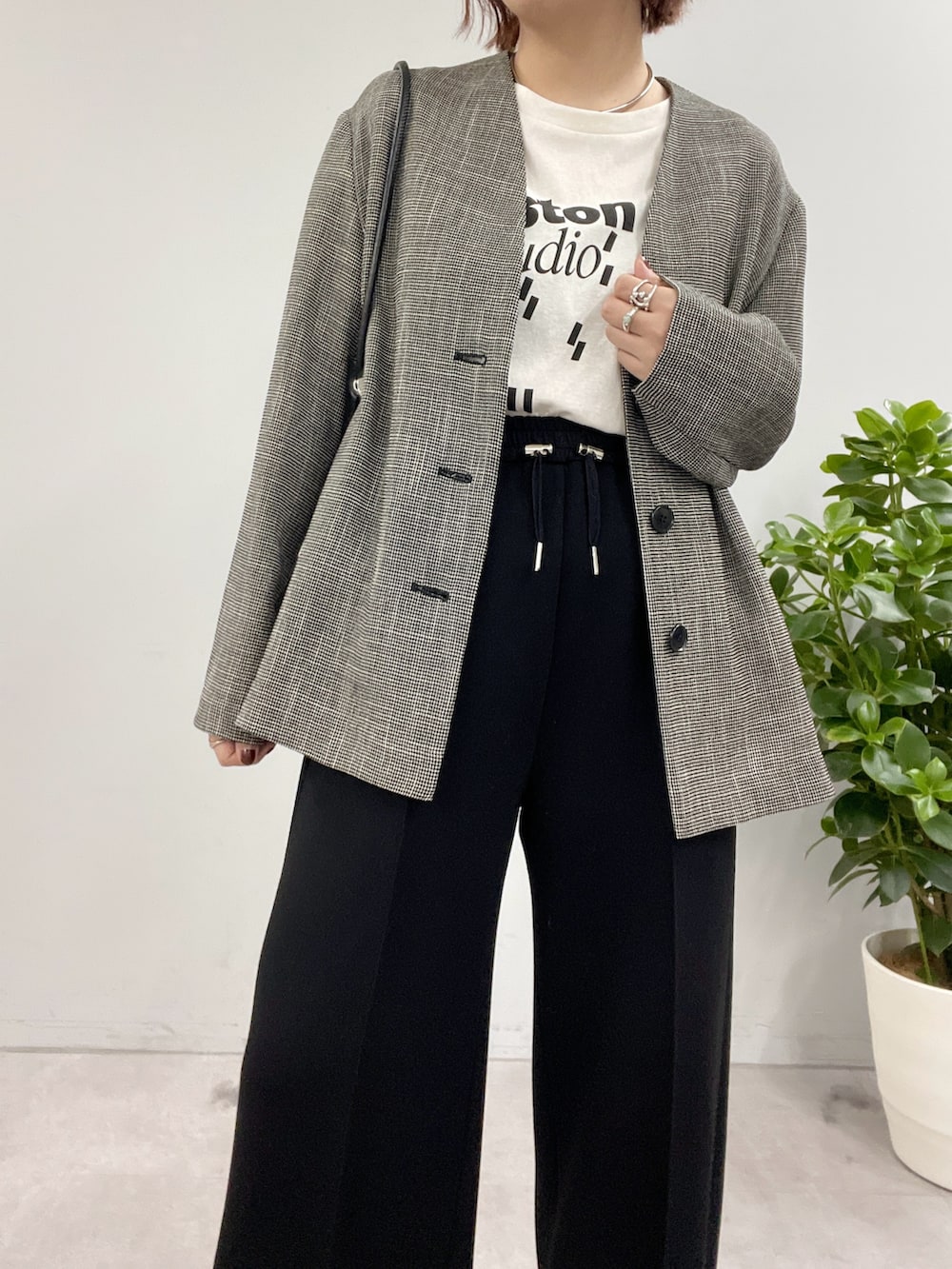 ブラック系のその他パンツ、ブラック系のスリッポン、ブラック系のトートバッグを着用したレディースの冬コーディネートの7枚目の写真