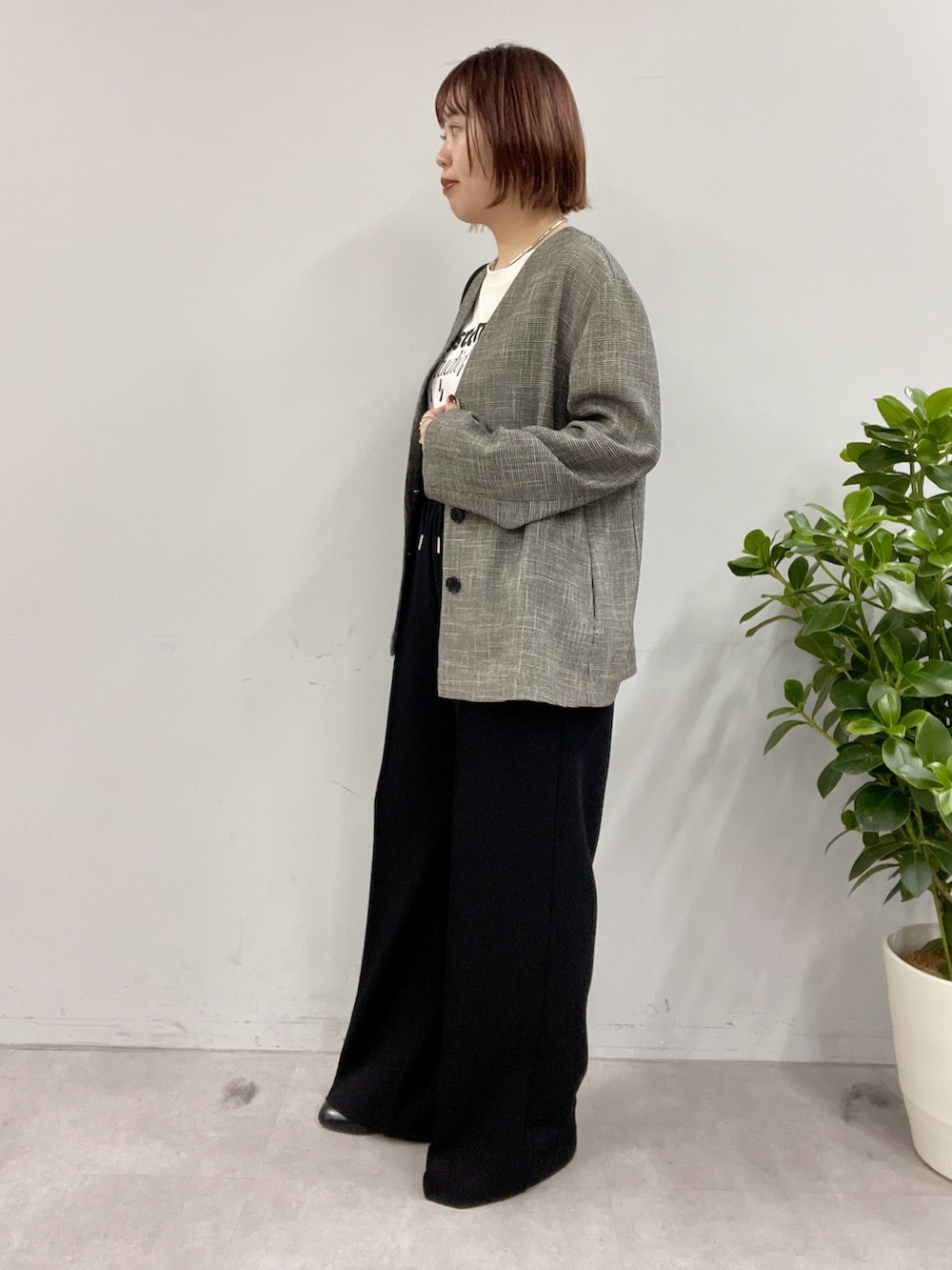 ブラック系のその他パンツ、ブラック系のスリッポン、ブラック系のトートバッグを着用したレディースの冬コーディネートの6枚目の写真