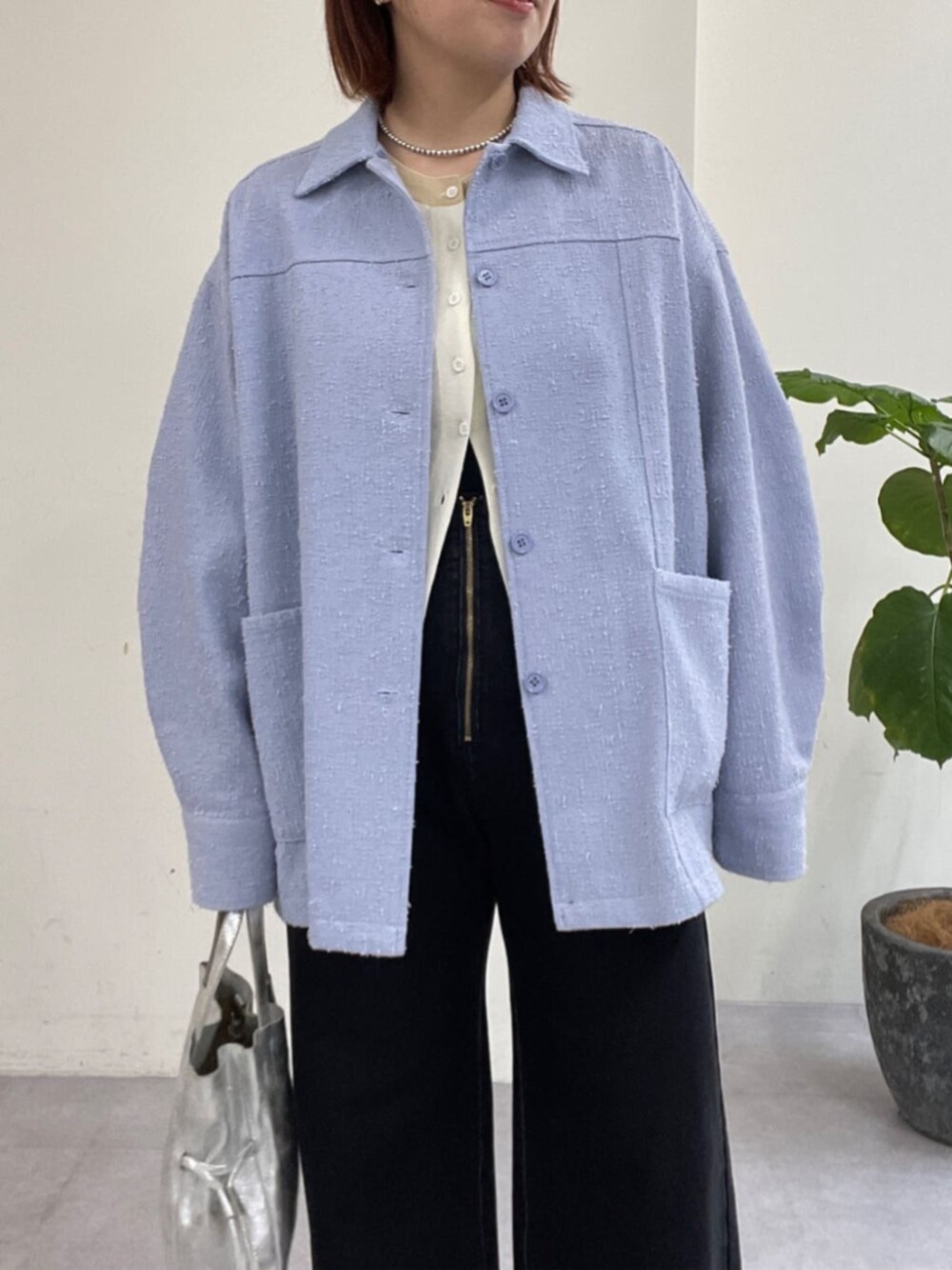 シルバー系のショルダーバッグ、グレー系のデニムパンツ、ブルー系のブルゾンを着用したレディースの春コーディネートの8枚目の写真