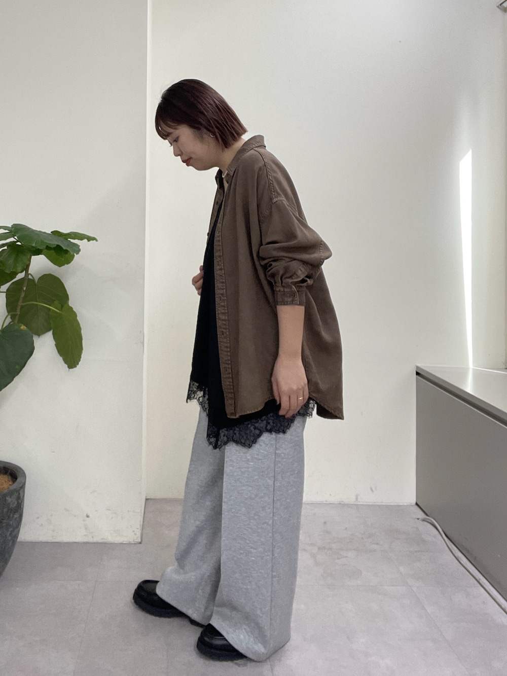 ブラウン系のシャツ/ブラウス、ブラック系のキャミソール、グレー系のその他パンツを着用したレディースの春コーディネートの6枚目の写真