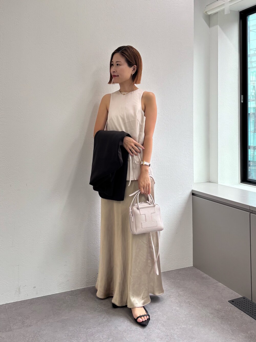 ホワイト系のトートバッグを着用したレディースの秋コーディネートの2枚目の写真