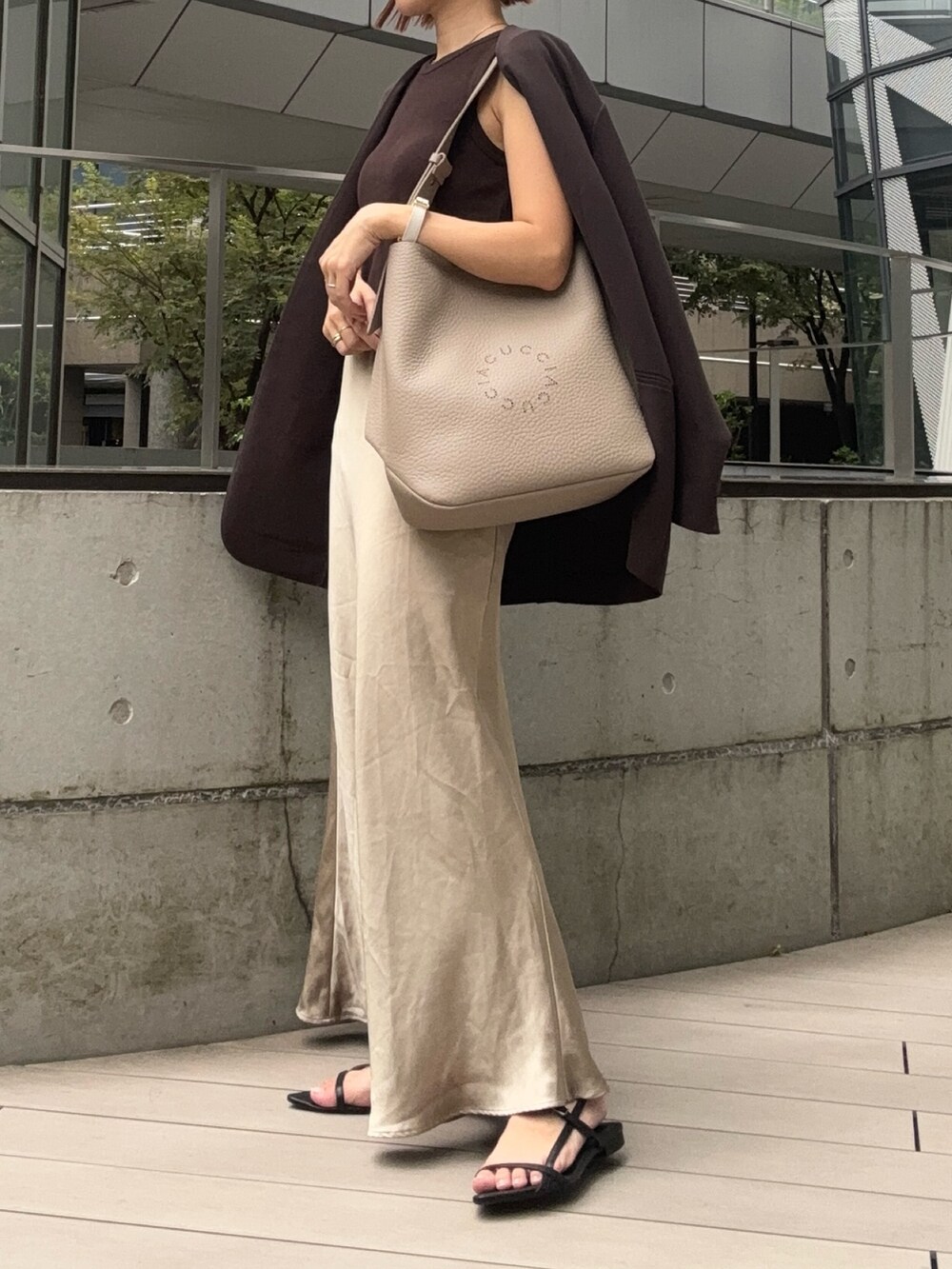 ブラウン系のショルダーバッグを着用したレディースの夏コーディネートの3枚目の写真