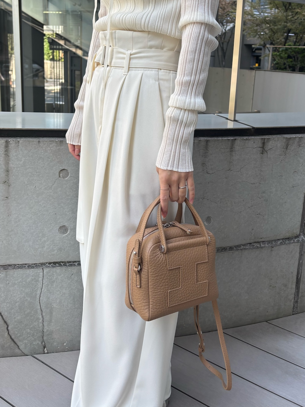 イエロー系のトートバッグを着用したレディースの秋コーディネートの3枚目の写真