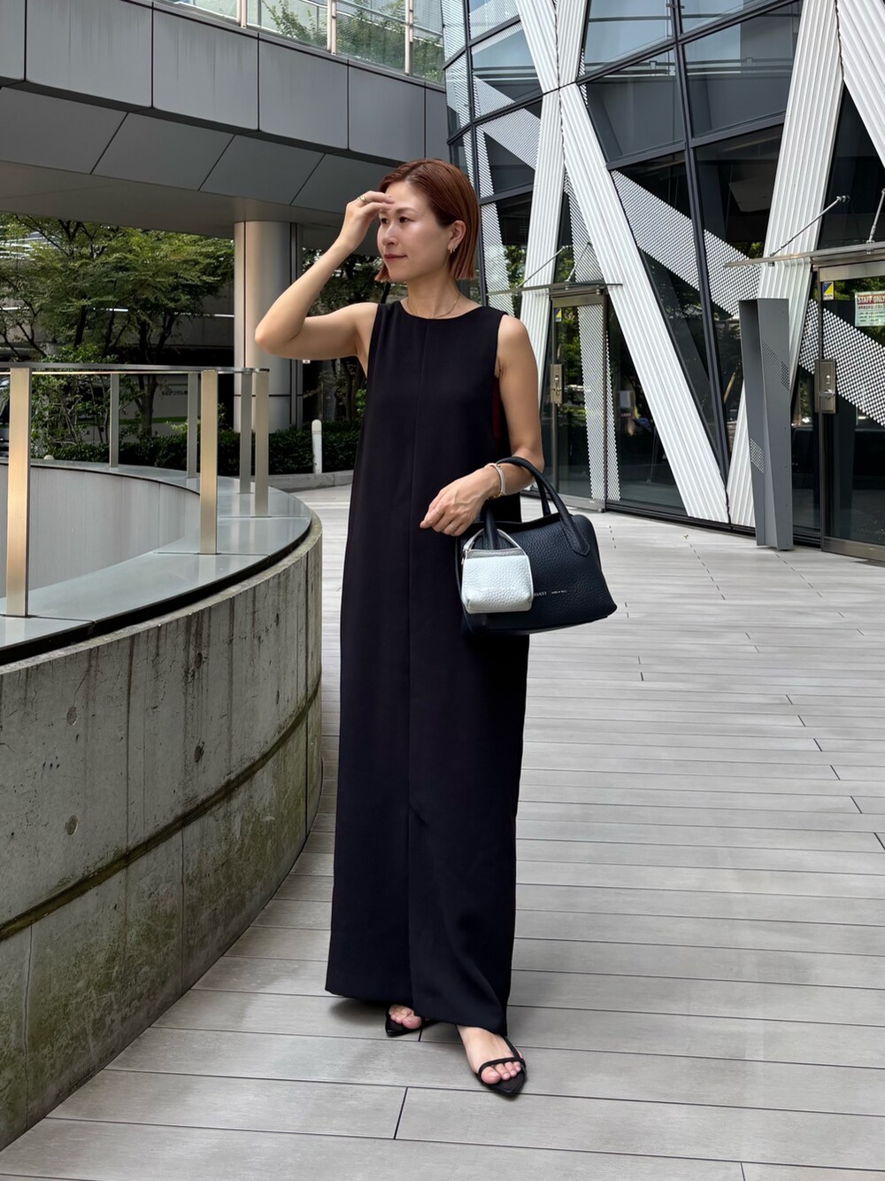 ブルー系のショルダーバッグ、グレー系のその他小物を着用したレディースの夏コーディネートの3枚目の写真