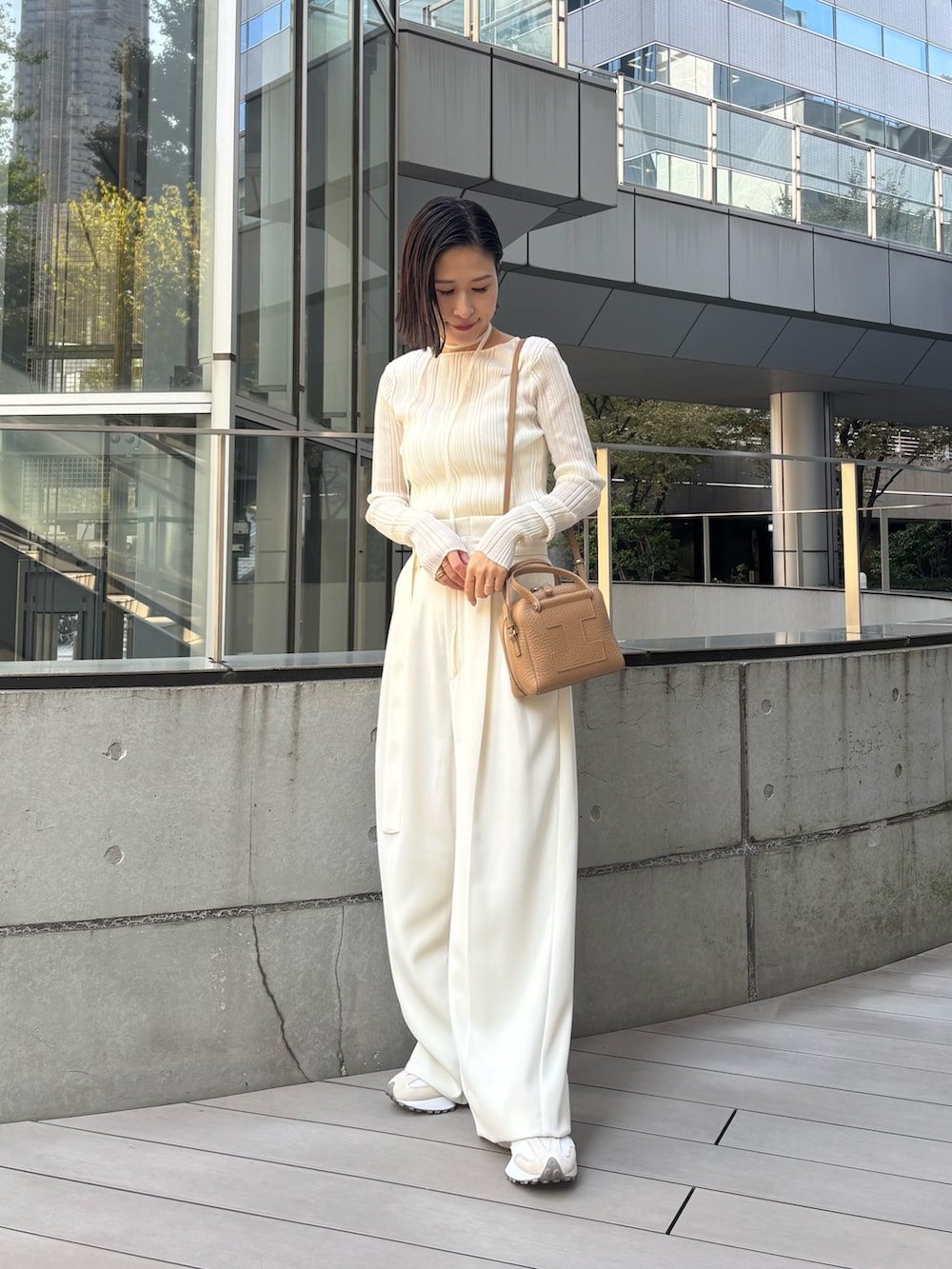 イエロー系のトートバッグを着用したレディースの秋コーディネートの2枚目の写真