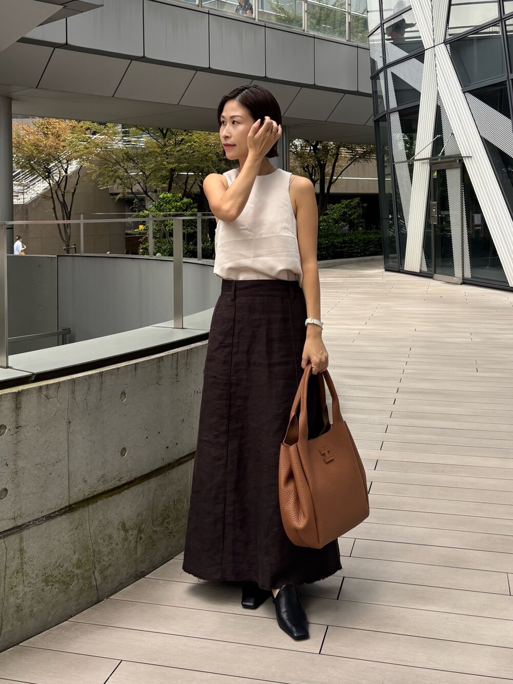 イエロー系のトートバッグを着用したレディースの秋コーディネートの4枚目の写真